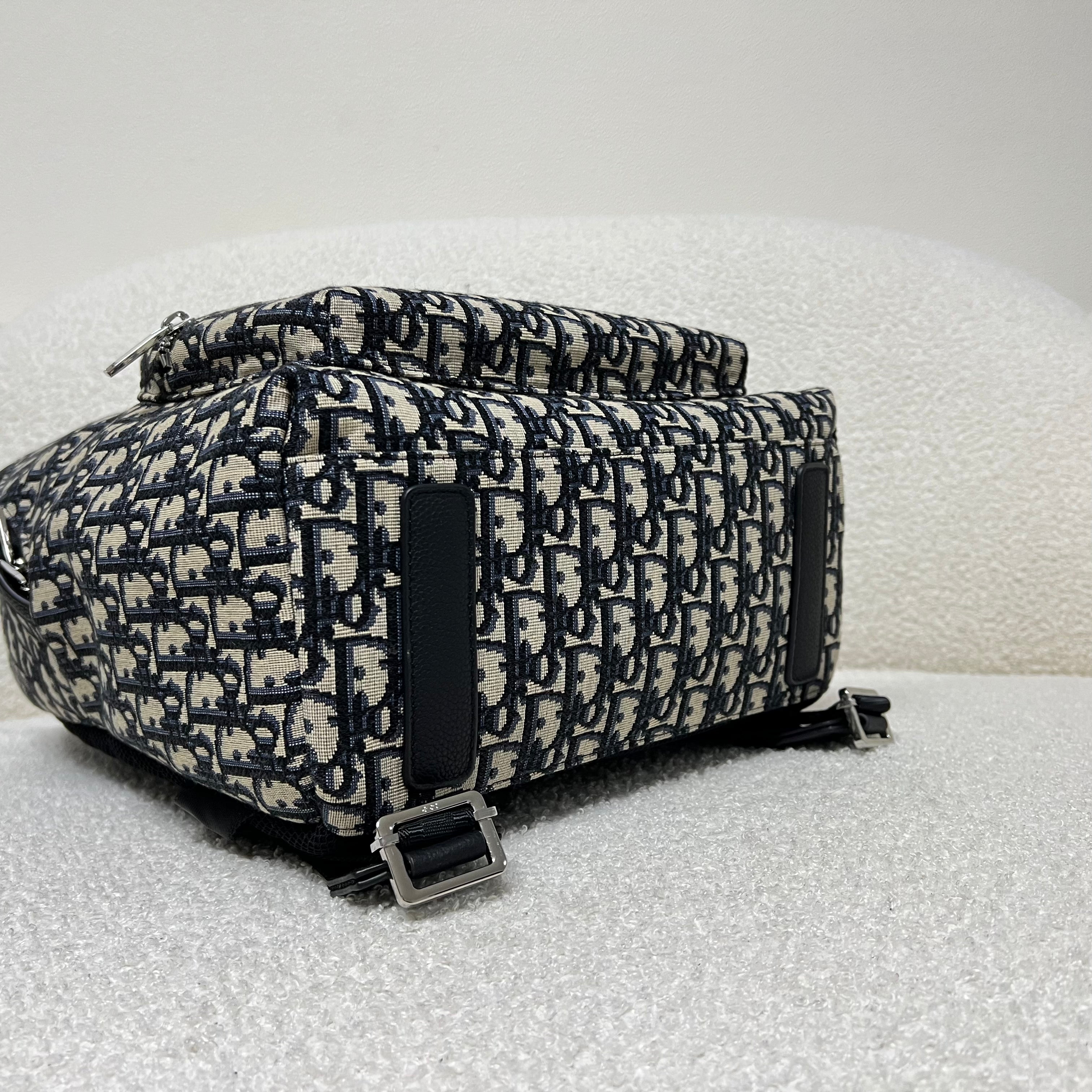 Blaue und schwarzgraue Tasche