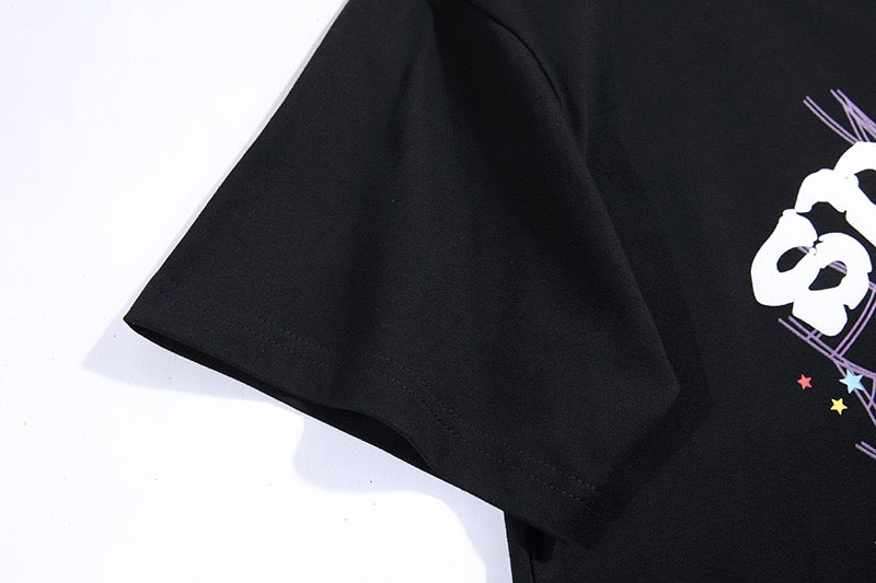 Schwarzes, gelbes und braunes T-Shirt