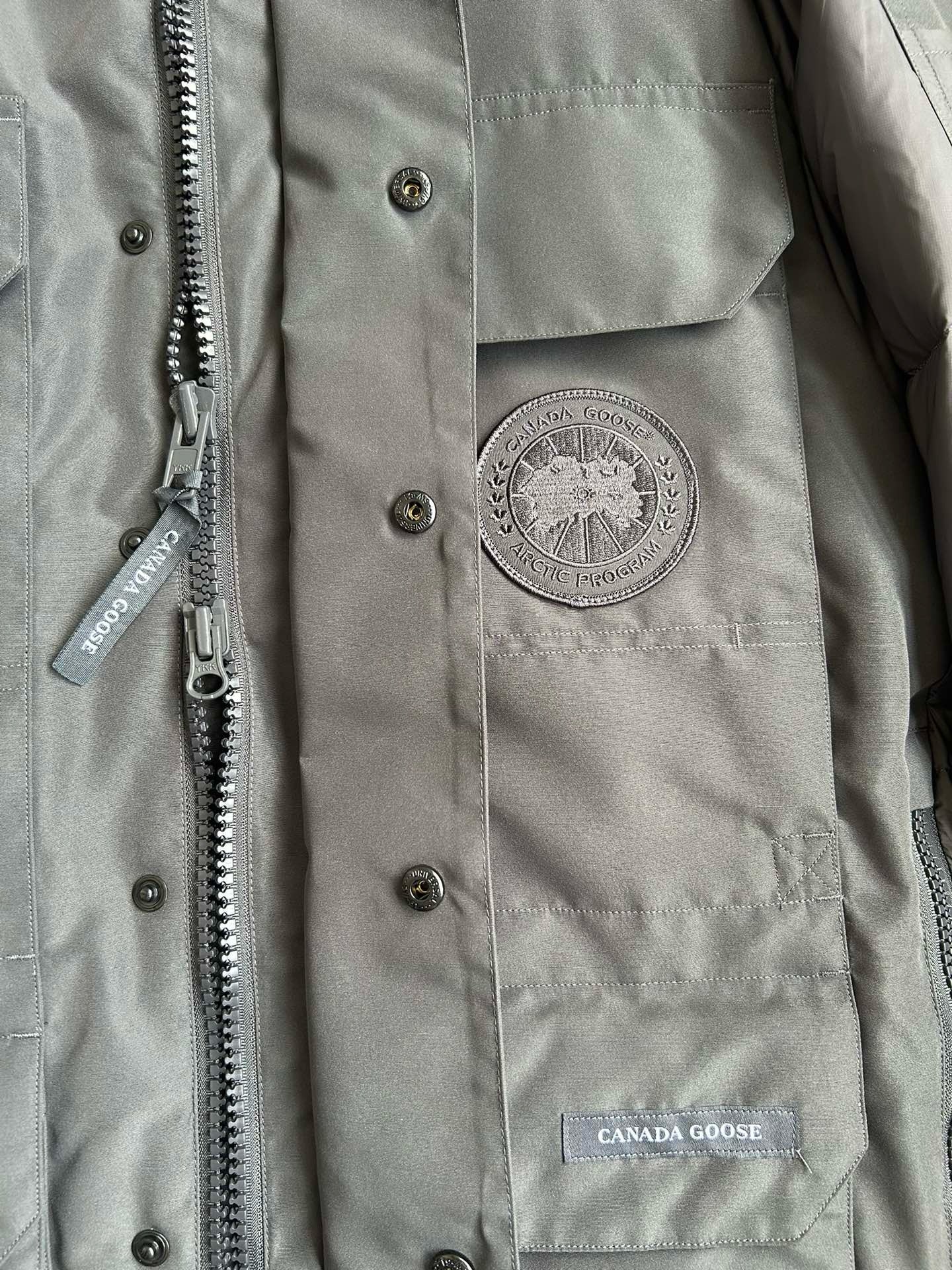 Weiße, graue und schwarze Jacke
