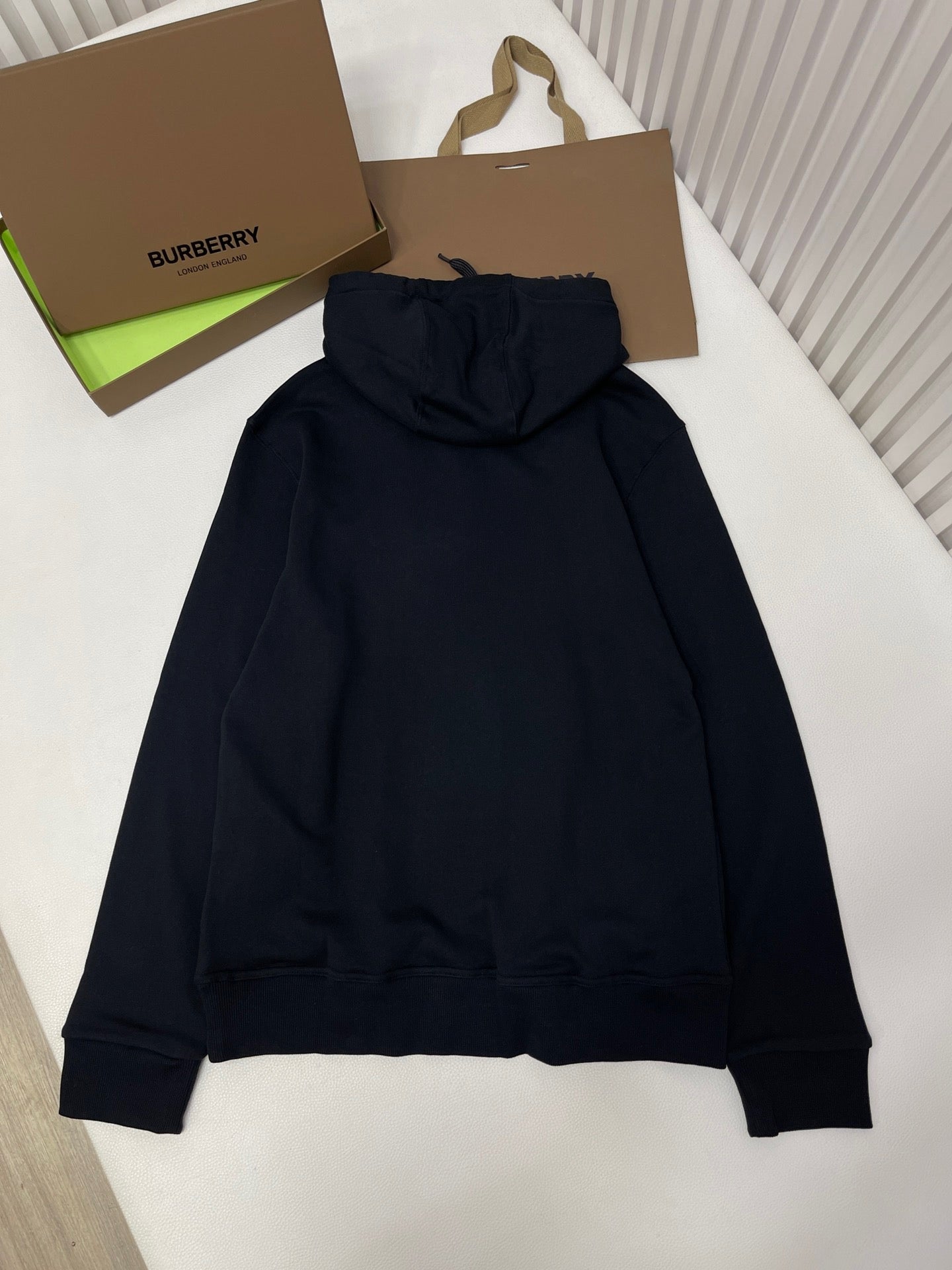 Schwarz-weißer Kapuzenpullover