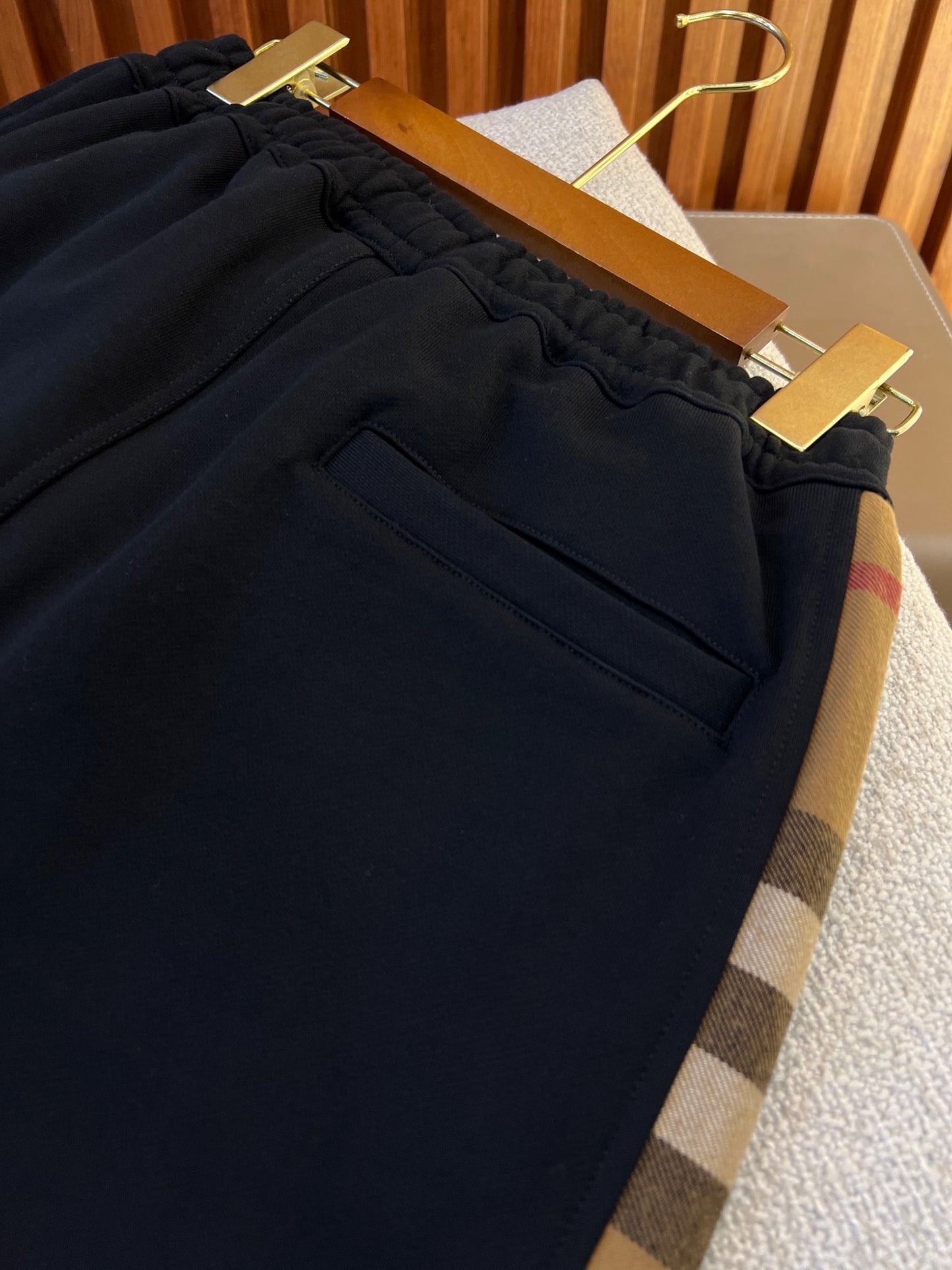Schwarze, graue, khakifarbene und blaue Hose