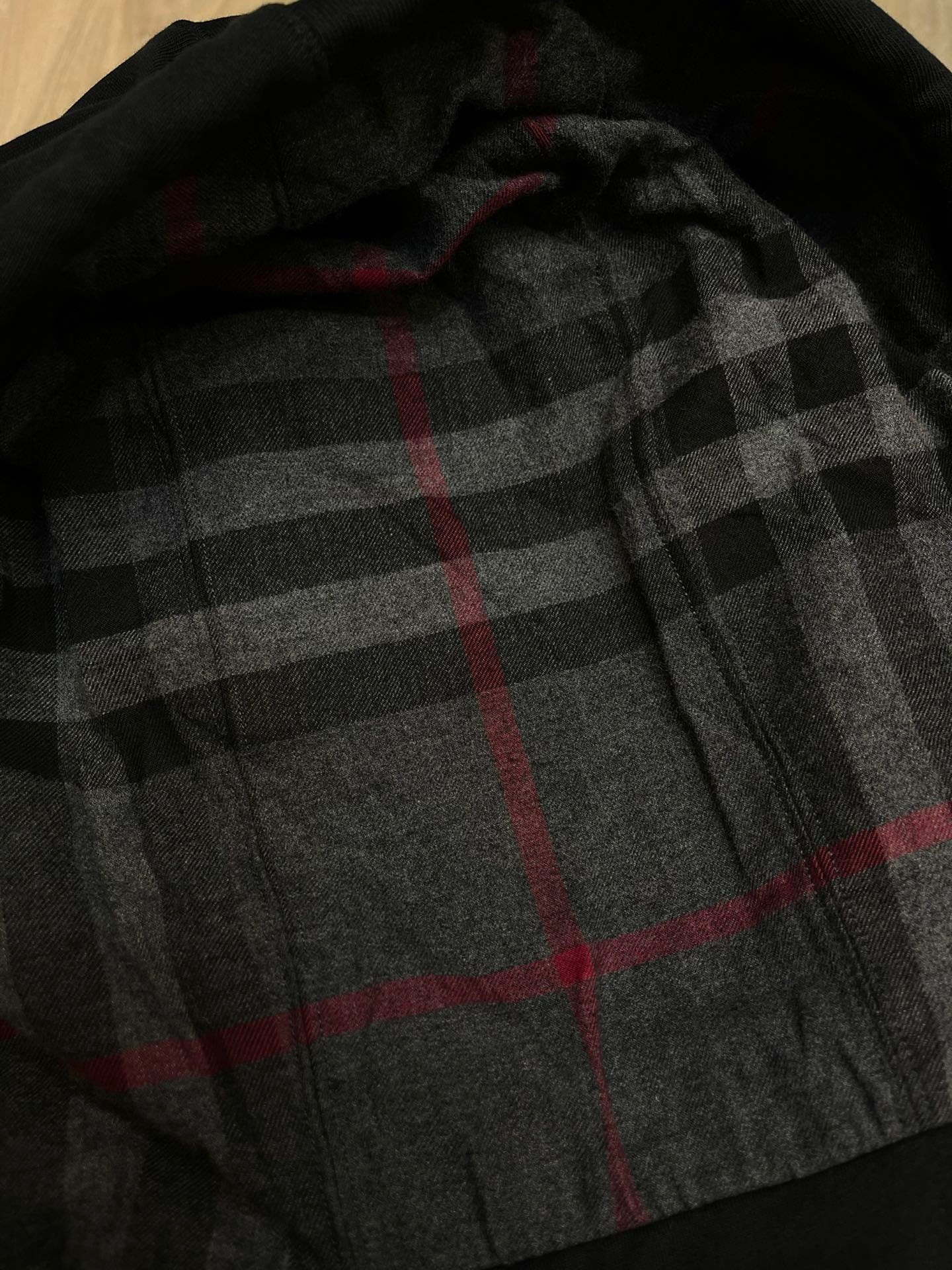 Schwarze und graue Jacke