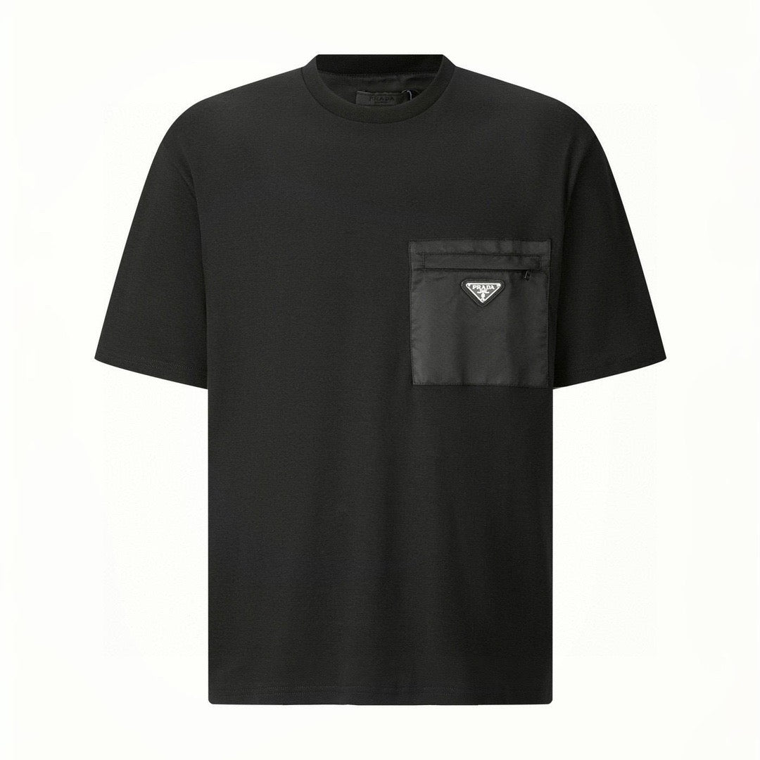 Schwarz-weißes T-Shirt