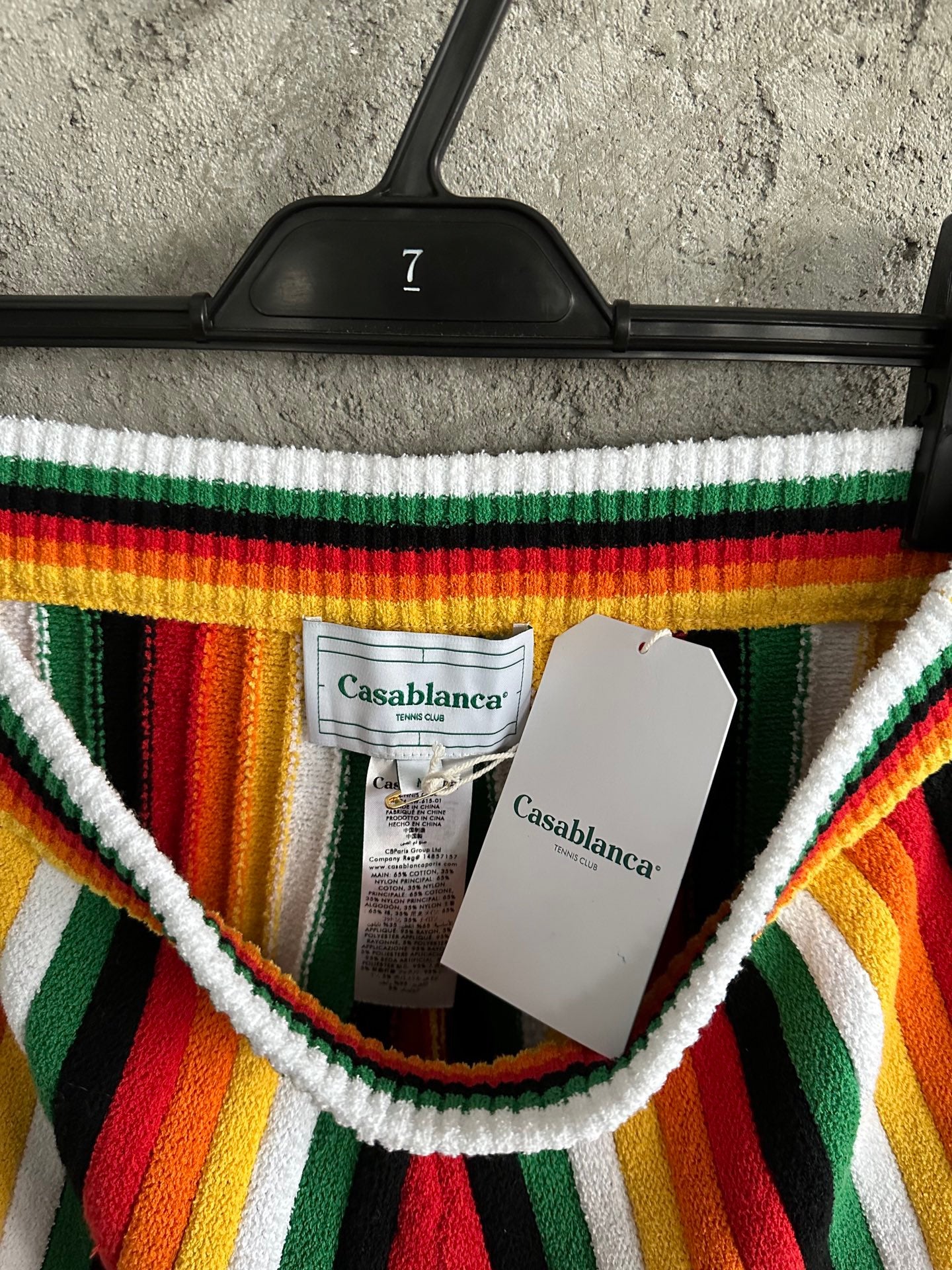 قصير متعدد الألوان