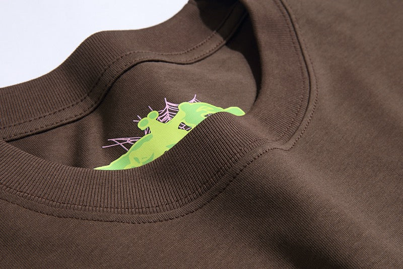Schwarzes, gelbes und braunes T-Shirt