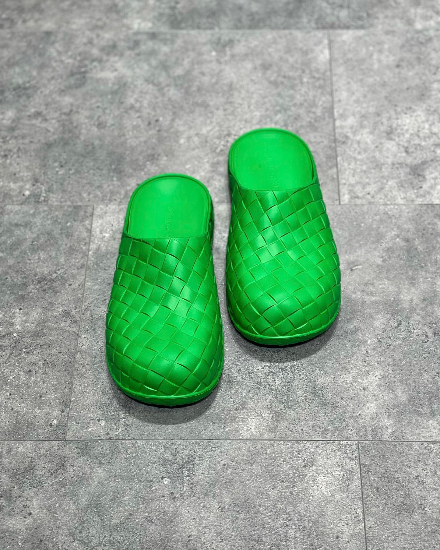 Zapatos negros, blancos y verdes