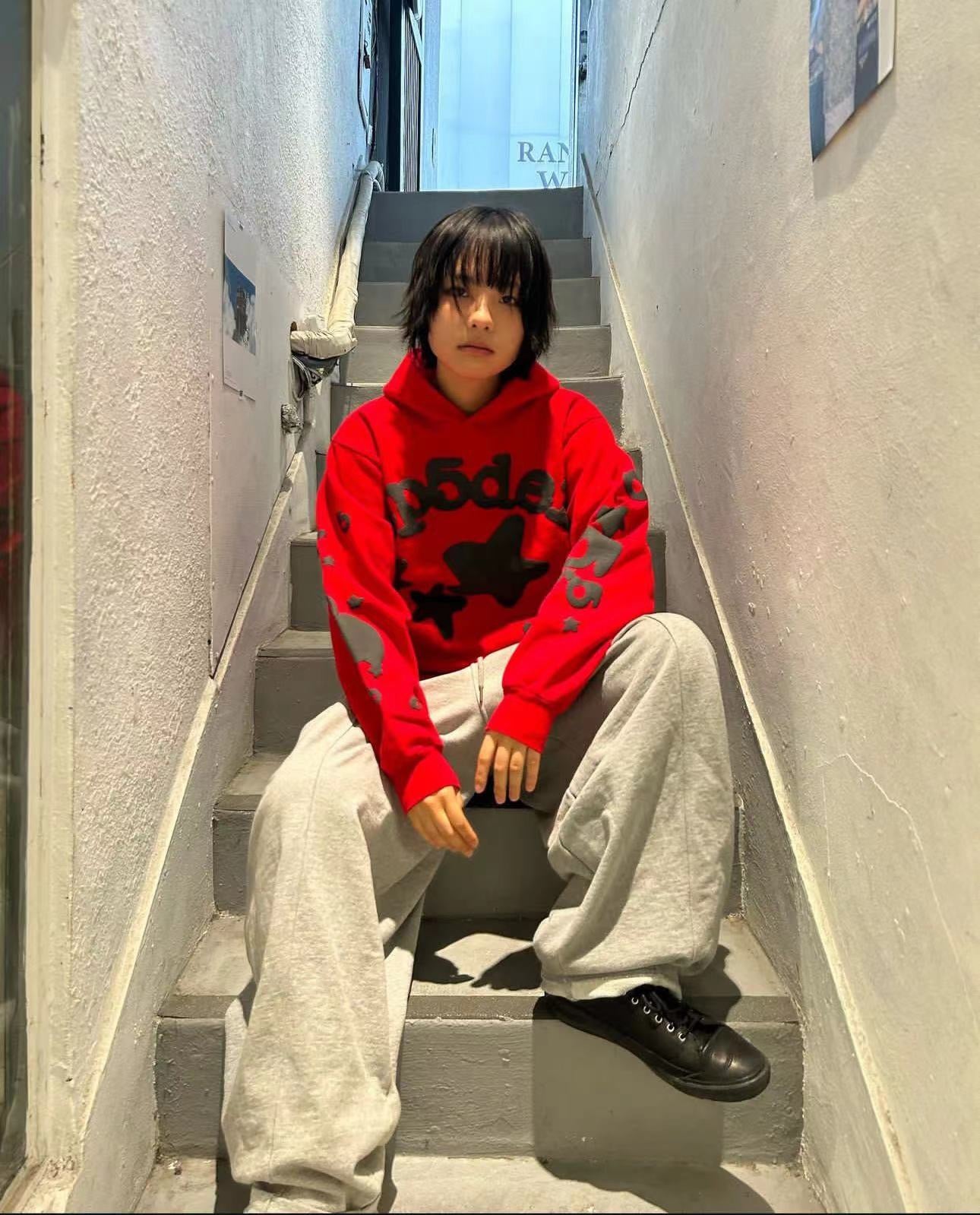 Sudadera con capucha roja