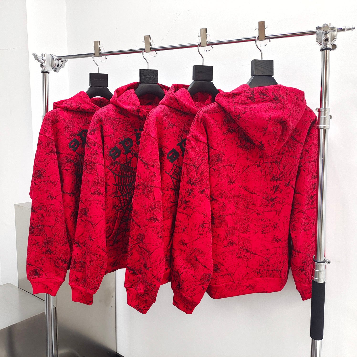 Roter Kapuzenpullover