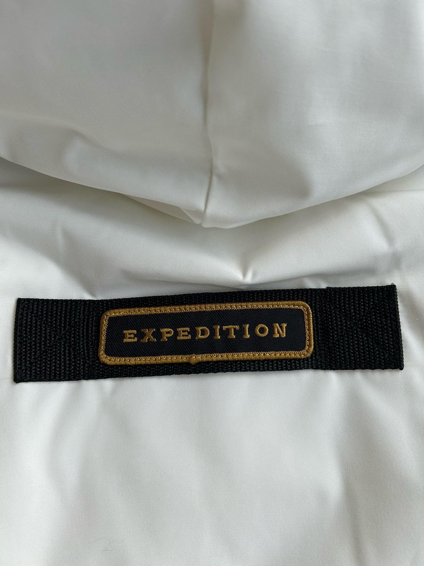 Weiße, graue, rote und schwarze Jacke