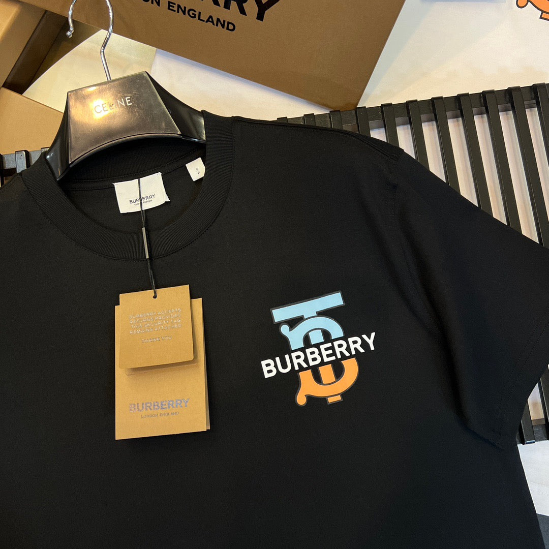 Schwarz-weißes T-Shirt