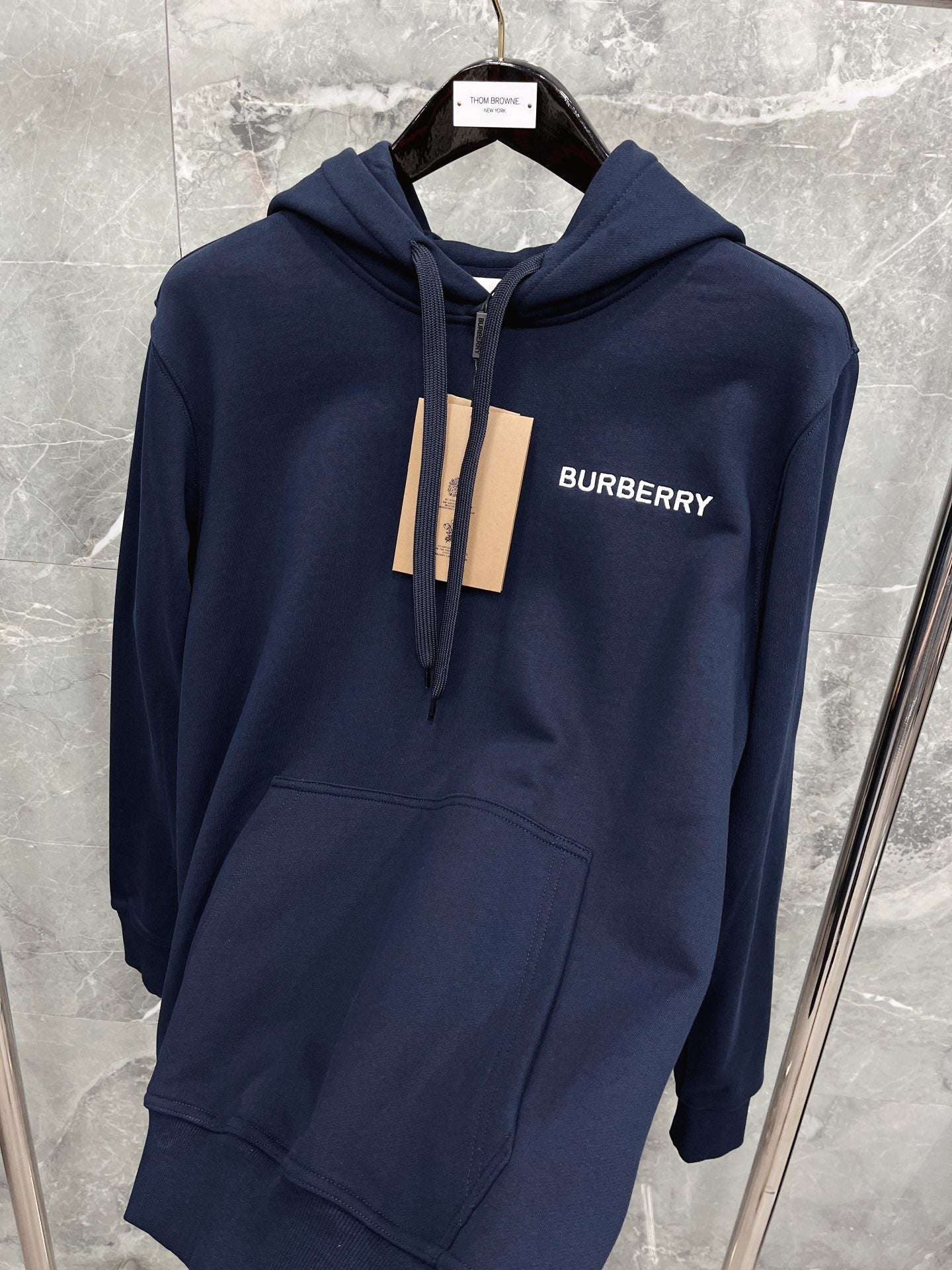 Schwarzer, dunkelblauer und orangefarbener Hoodie