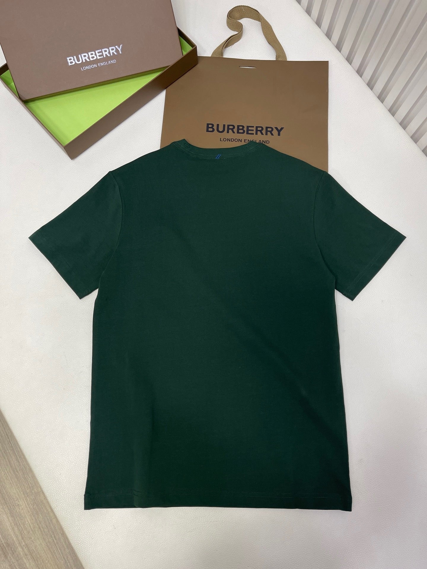 Weißes, grünes und schwarzes T-Shirt