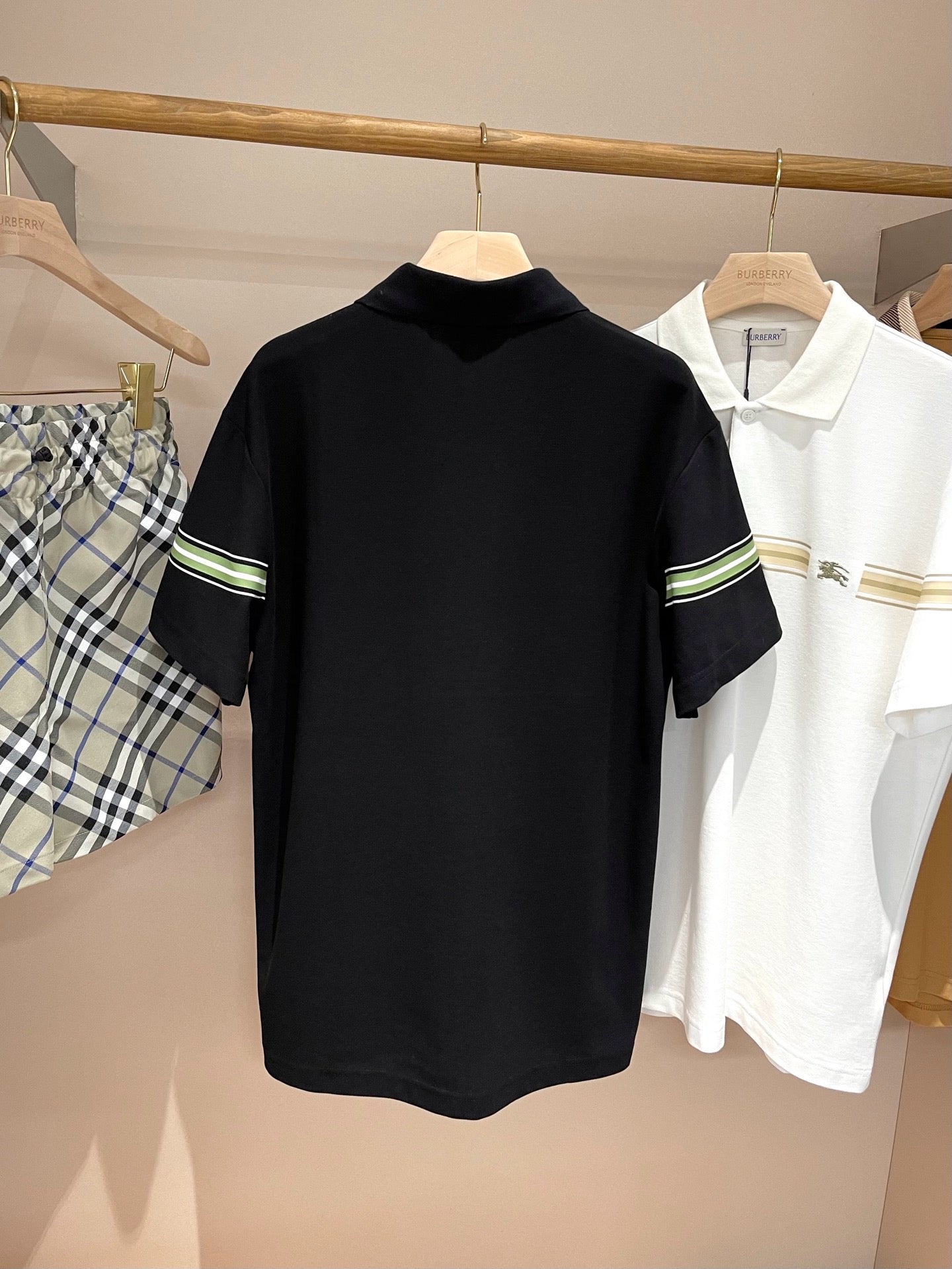 schwarzes und weißes Poloshirt