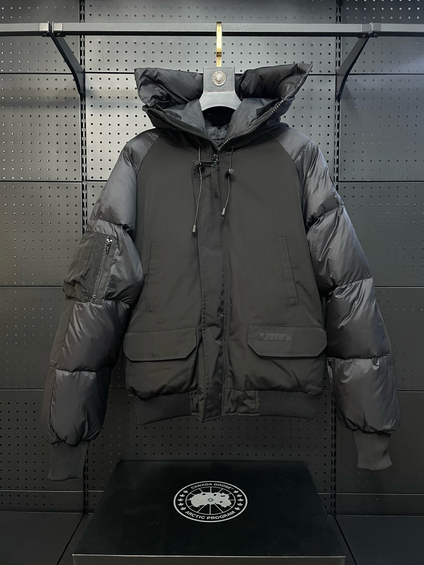 weiße und schwarze Jacke