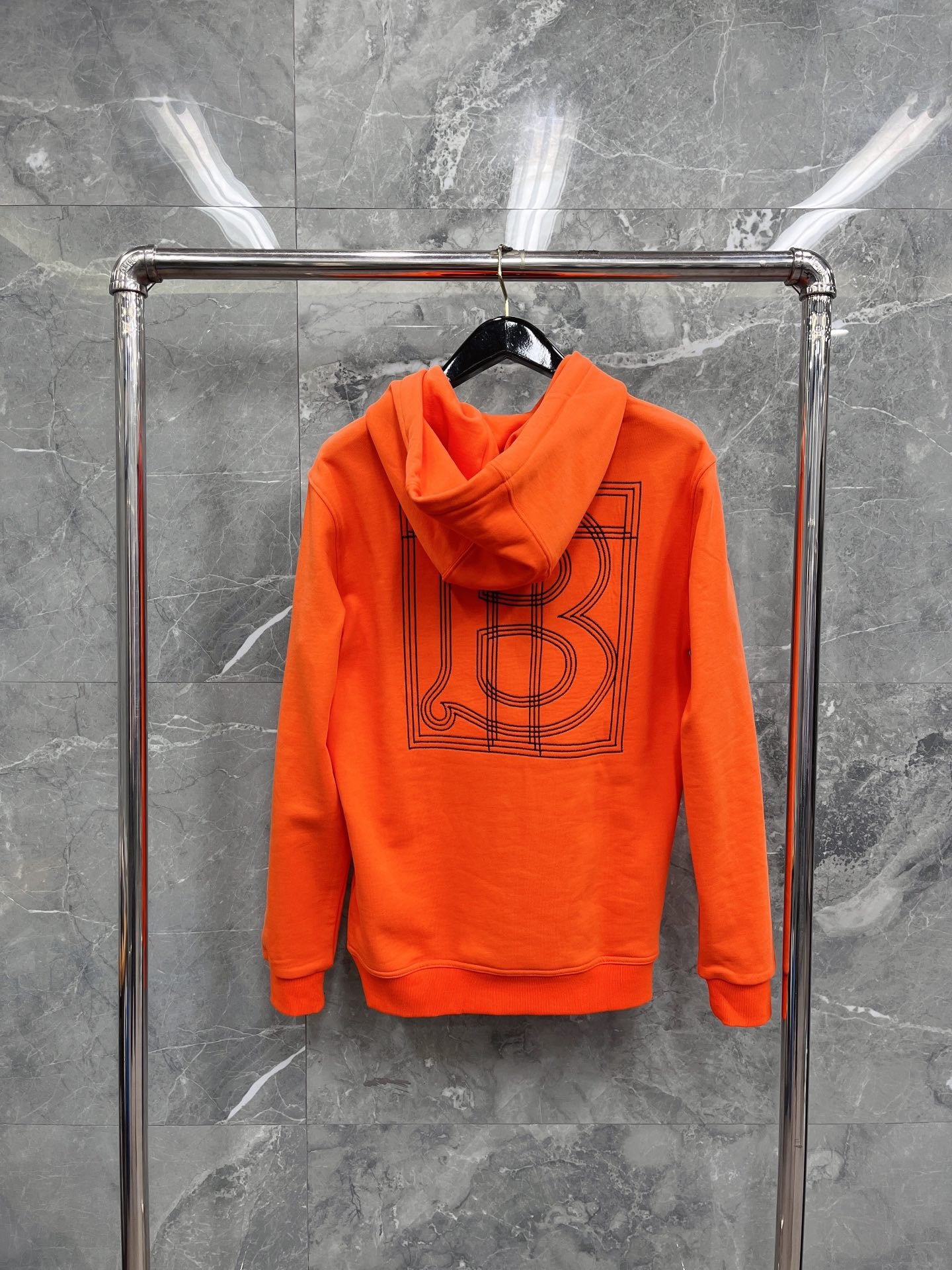 Schwarzer, dunkelblauer und orangefarbener Hoodie