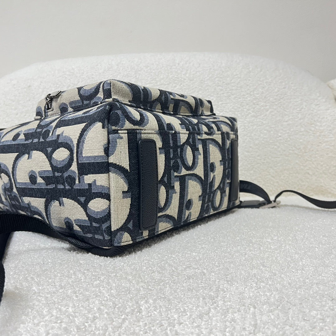 Bolso oblicuo negro y clásico