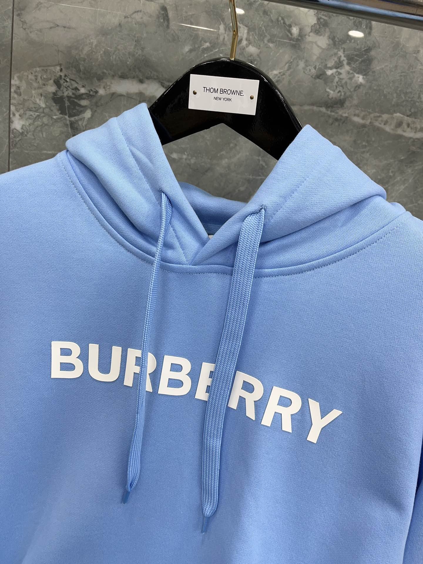 هودي أسود، كاكي، أزرق وأحمر