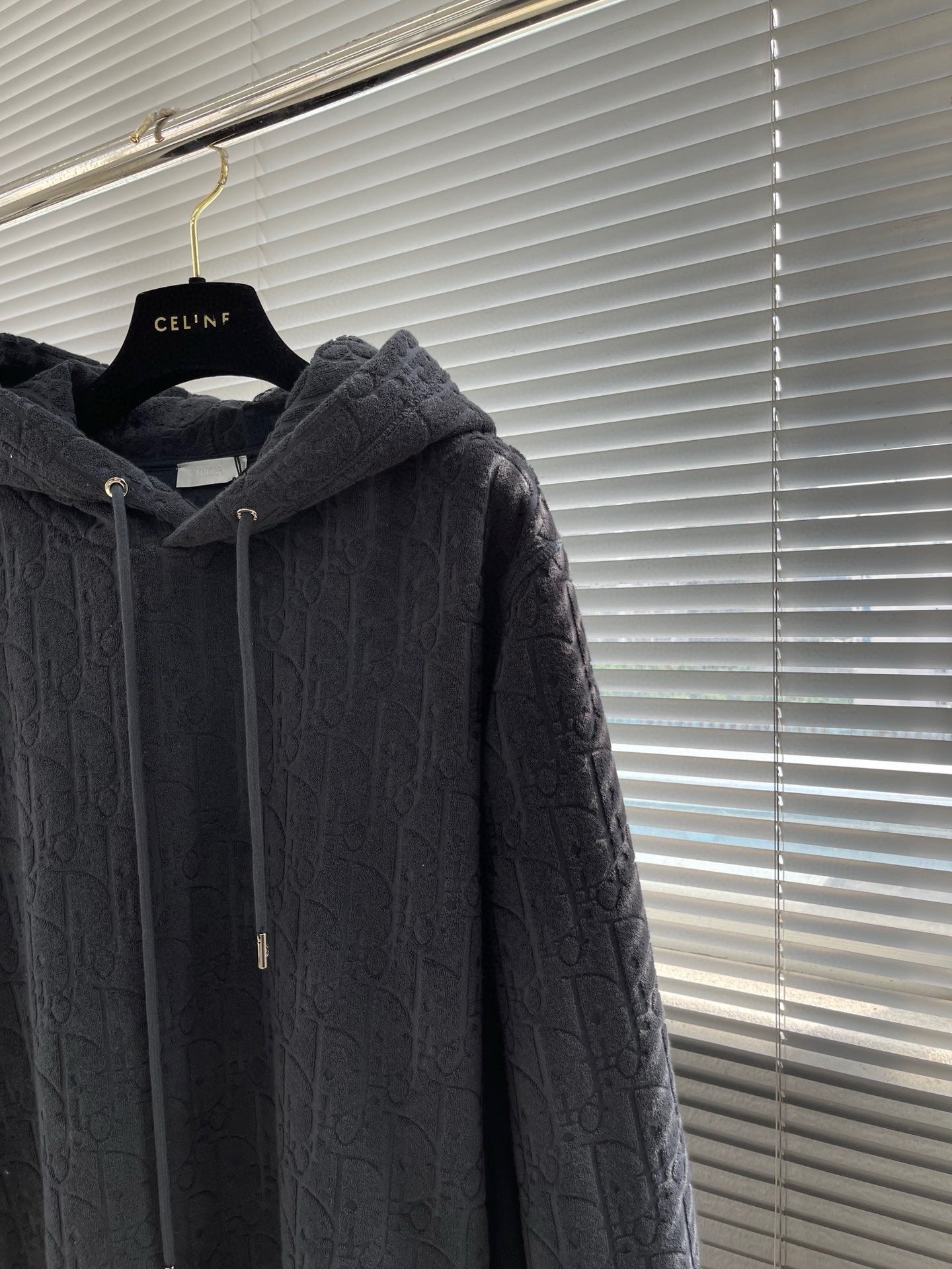 Schwarz-weißer Kapuzenpullover