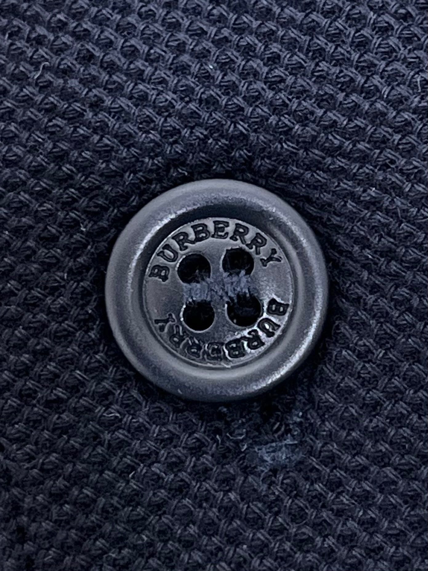 Poloshirt in Schwarz, Weiß, Marineblau und Hellblau