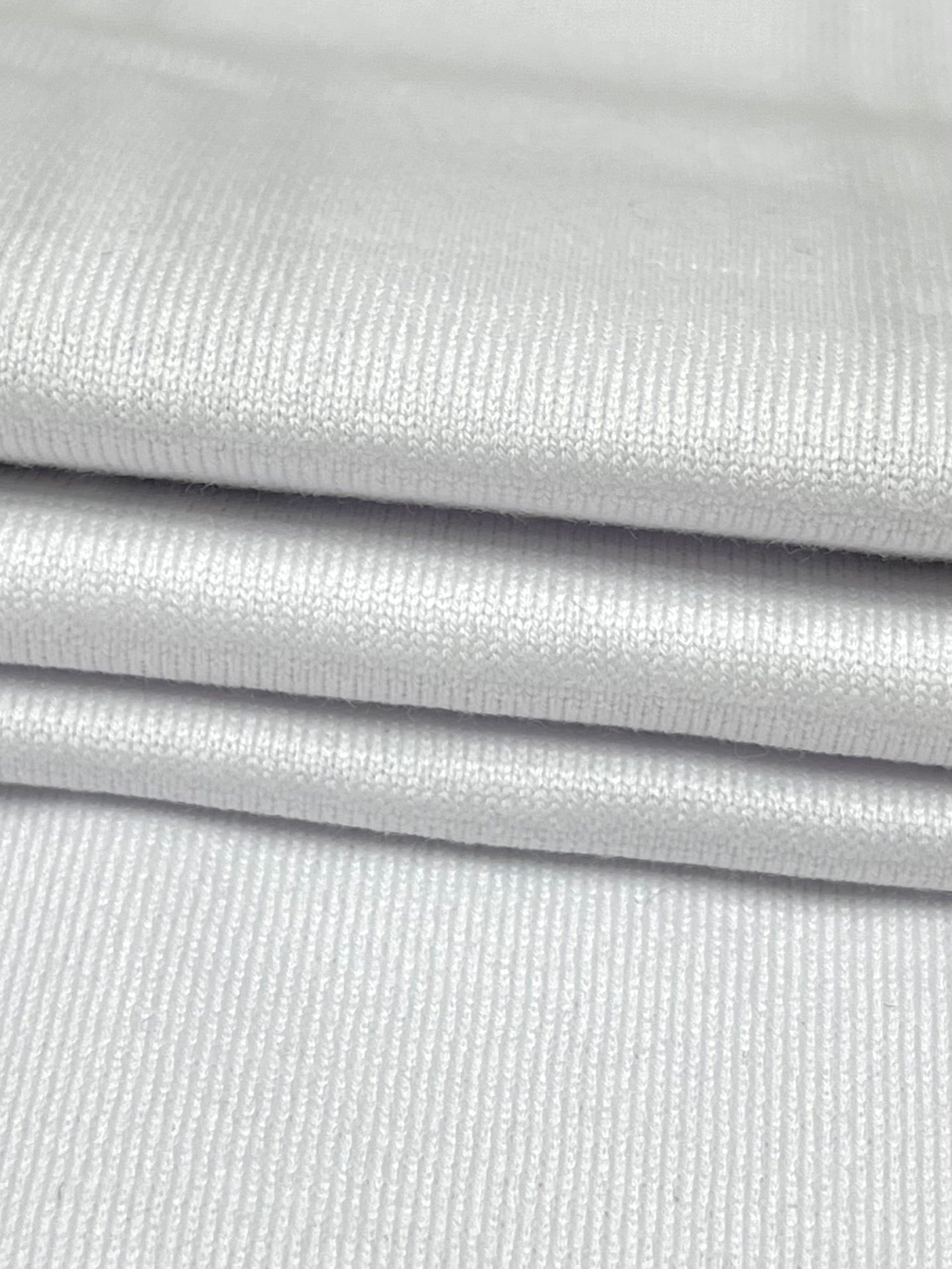 Schwarzes, weißes und blaues T-Shirt