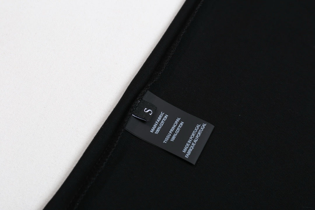 Schwarz-weißes T-Shirt