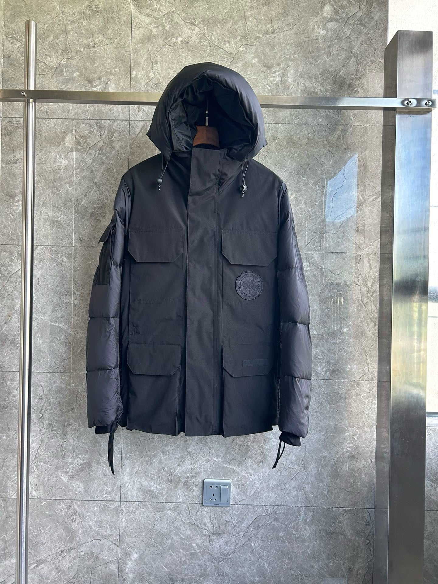 Weiße, graue und schwarze Jacke