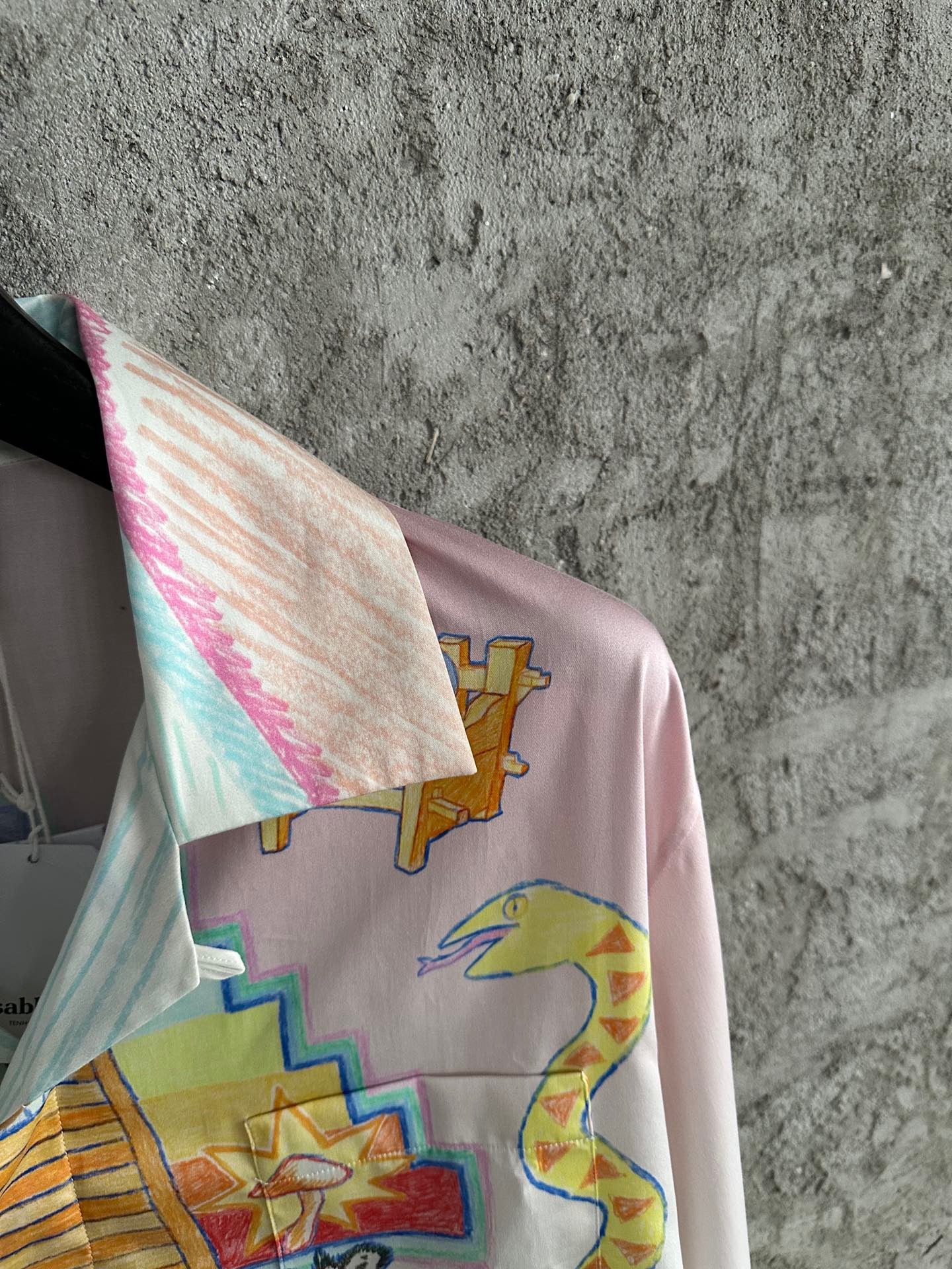 قميص متعدد الألوان