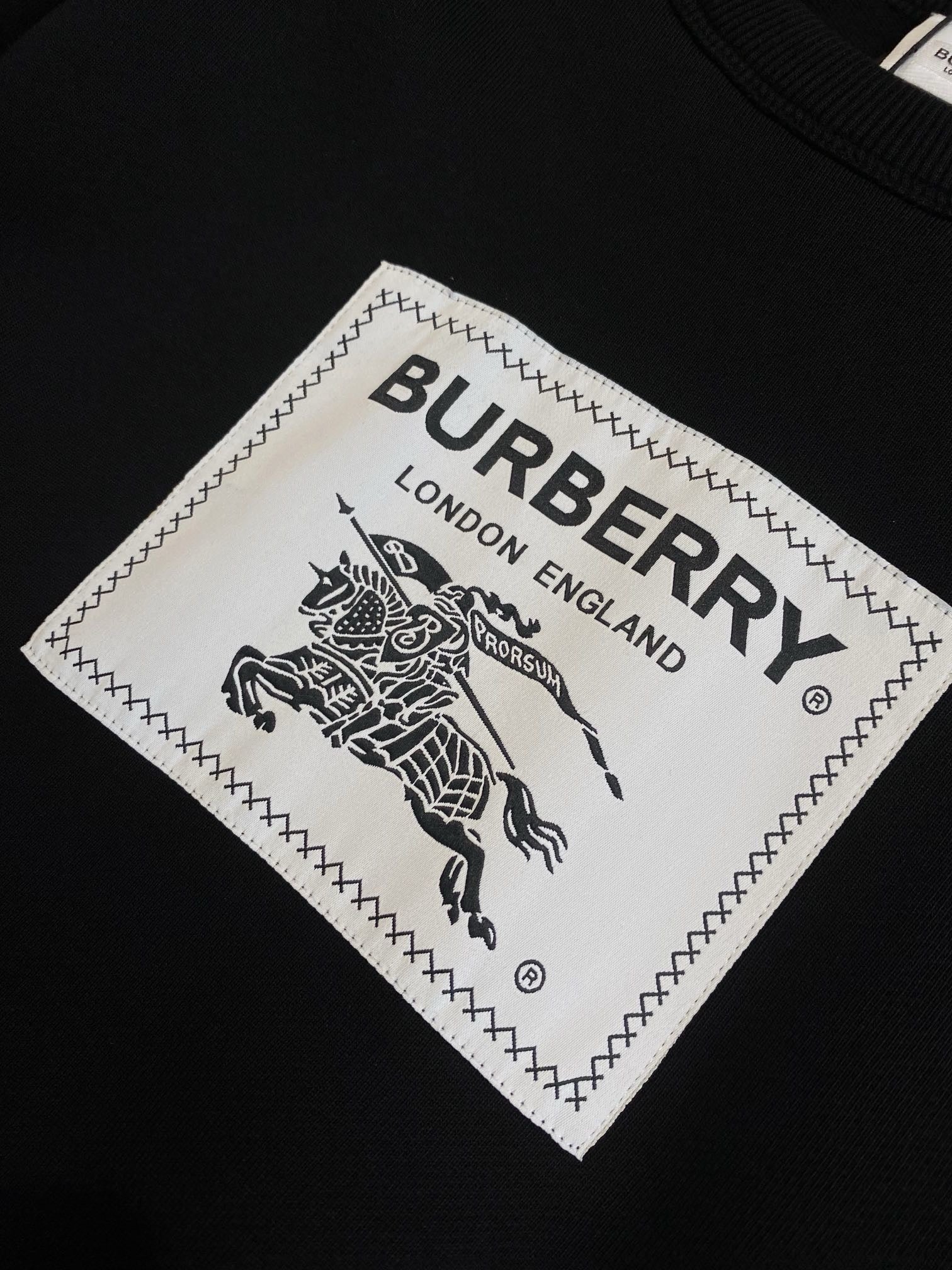 Schwarzes Sweatshirt