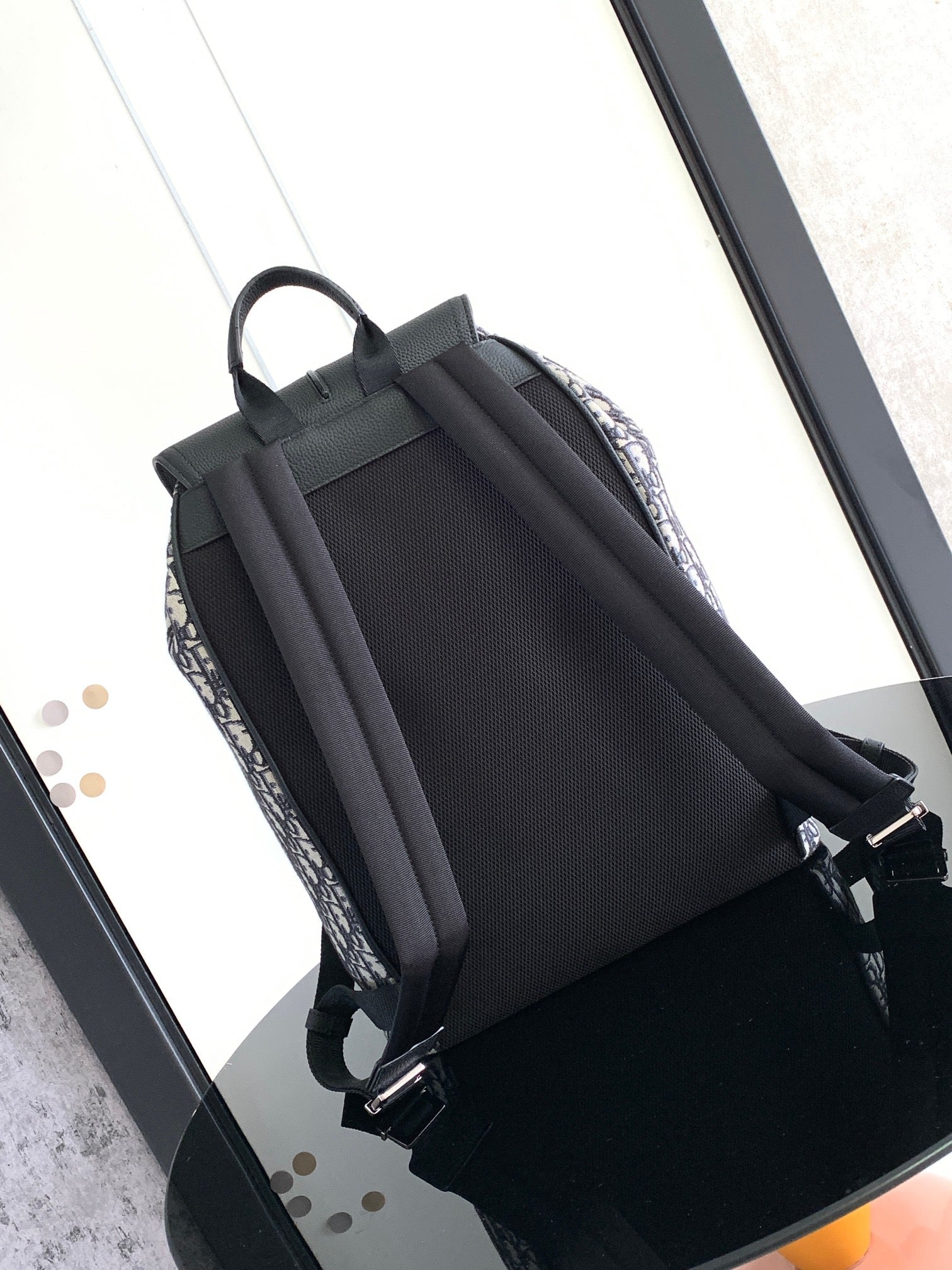 Aprikosen- und schwarze Tasche