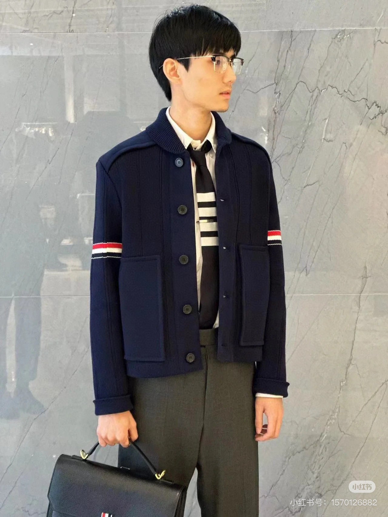 سترة متعددة الألوان