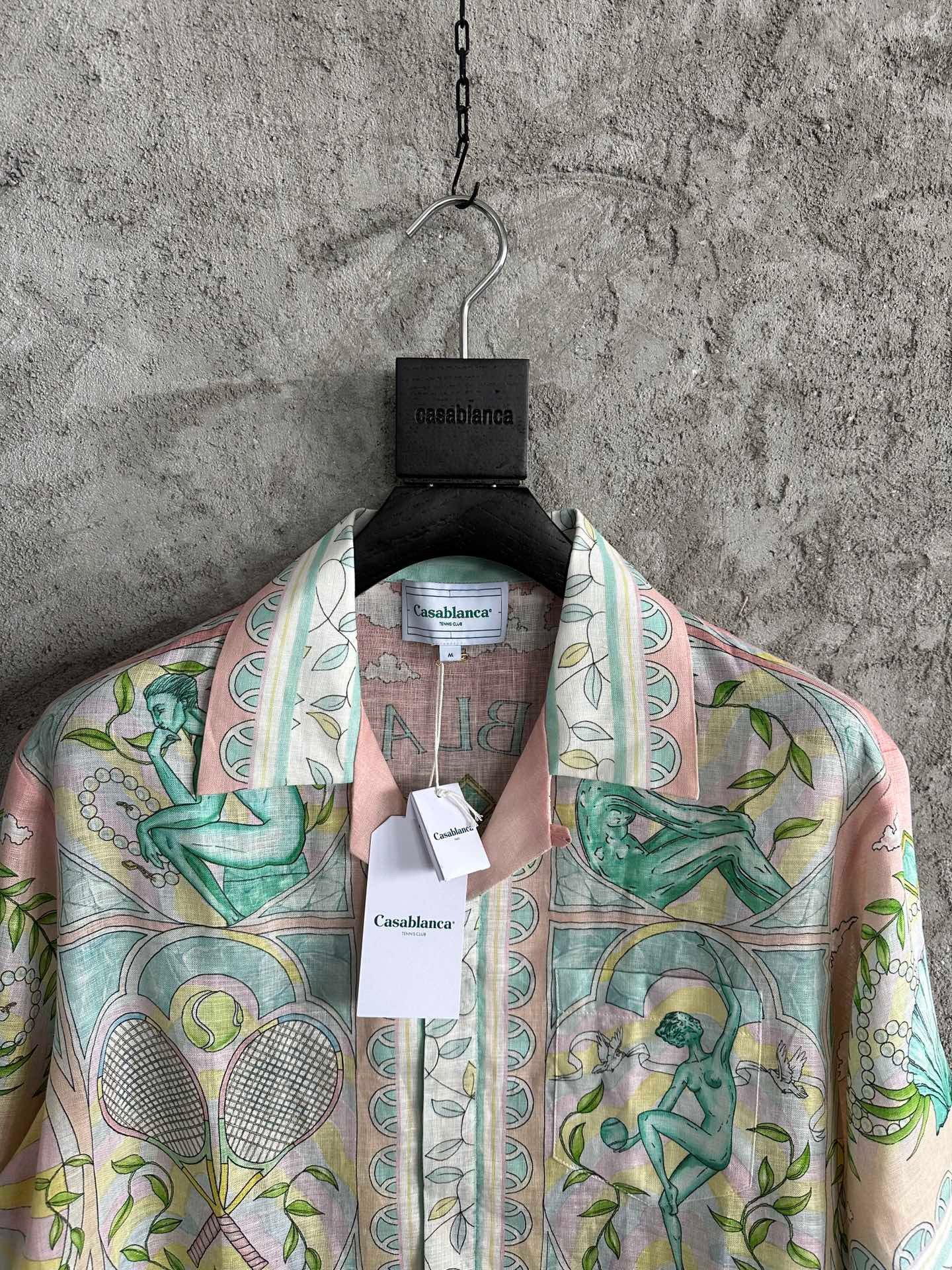 قميص متعدد الألوان