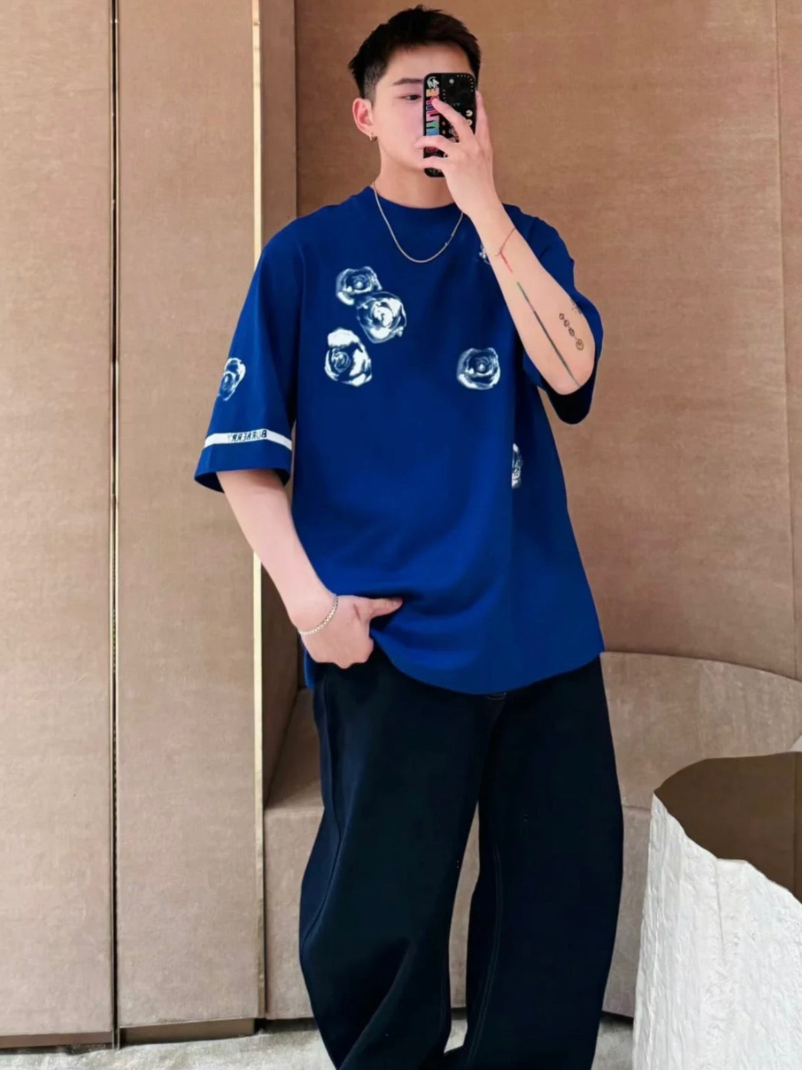 Weißes und himmelblaues T-Shirt