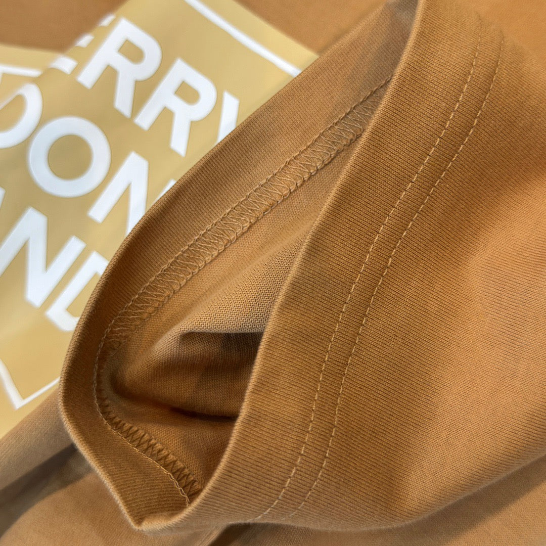 Schwarzes, weißes, khakifarbenes und graues T-Shirt