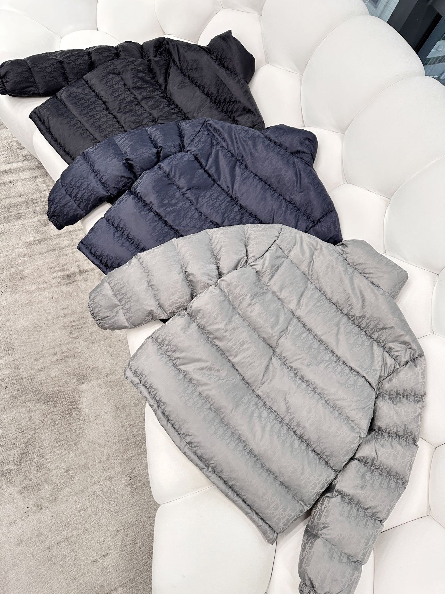 Marineblau. Silbergraue und schwarze Jacke