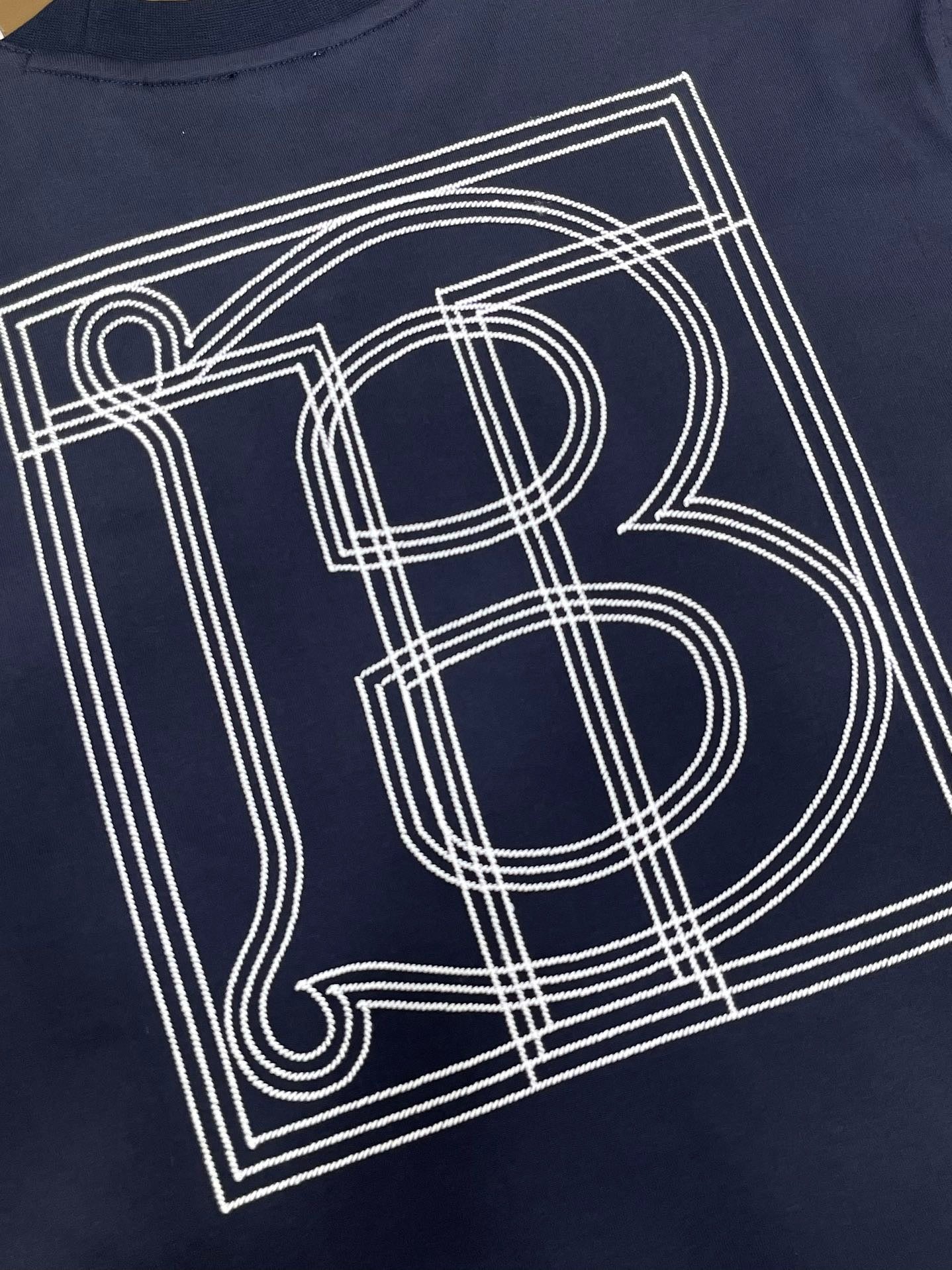 Schwarzes, weißes und blaues T-Shirt