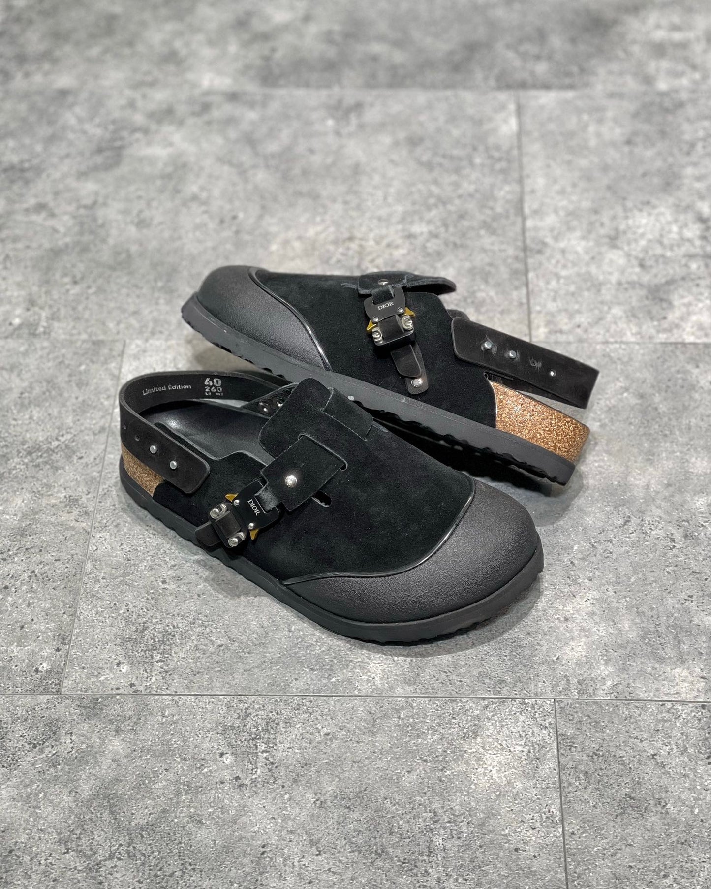 أحذية باللون الأسود والرمادي والأبيض العاجي