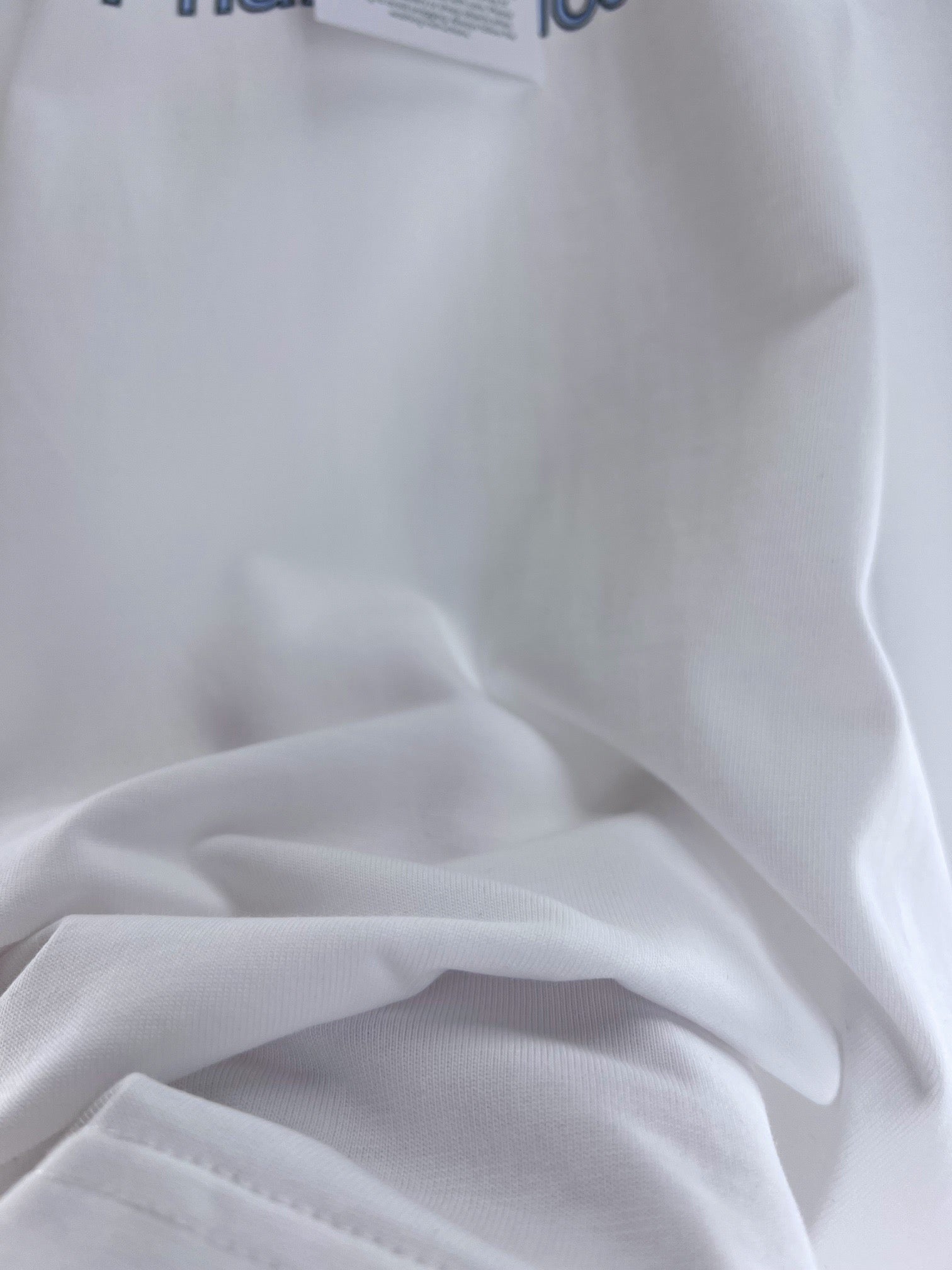Graues und weißes T-Shirt