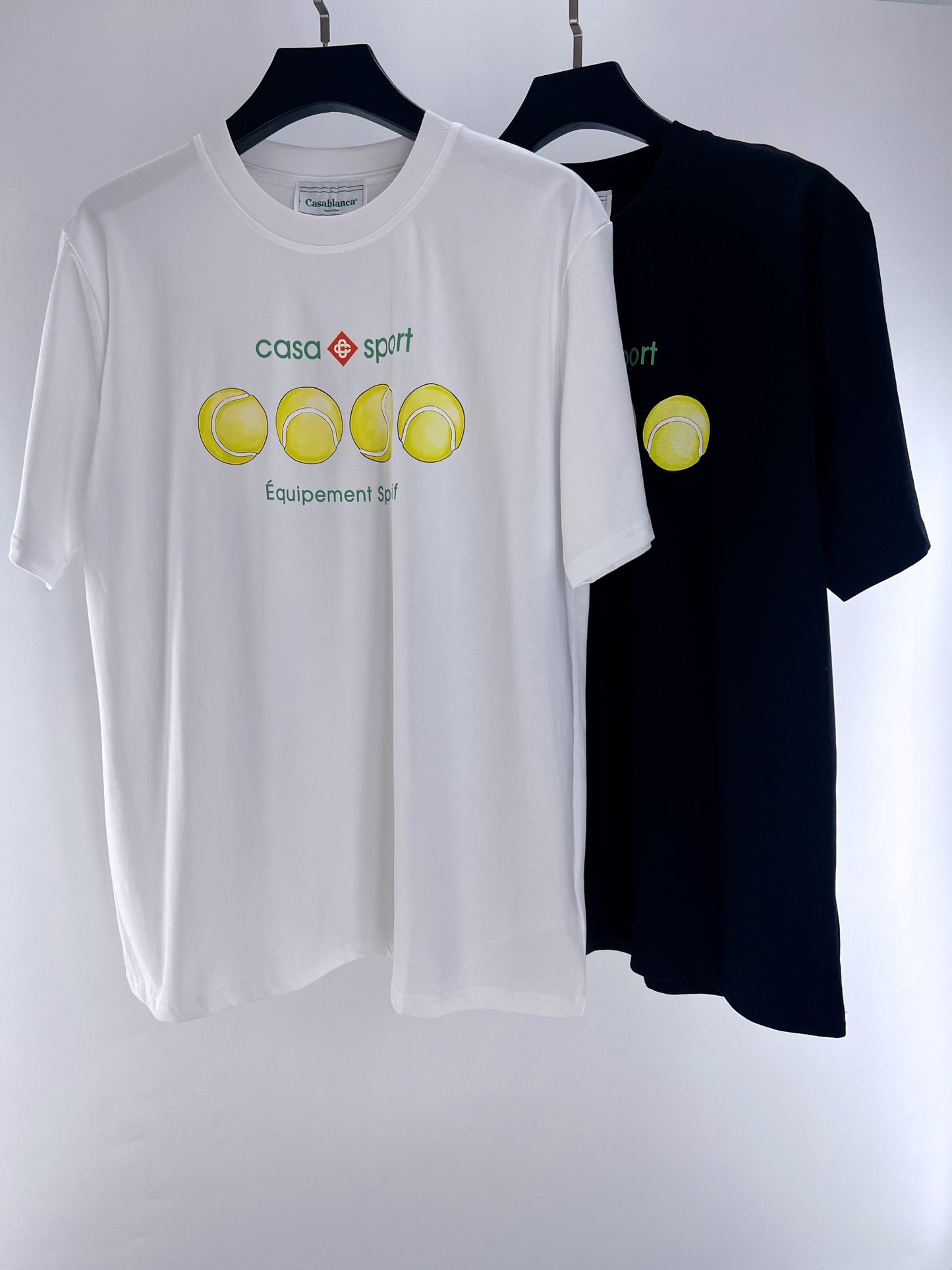 Camiseta azul y blanca