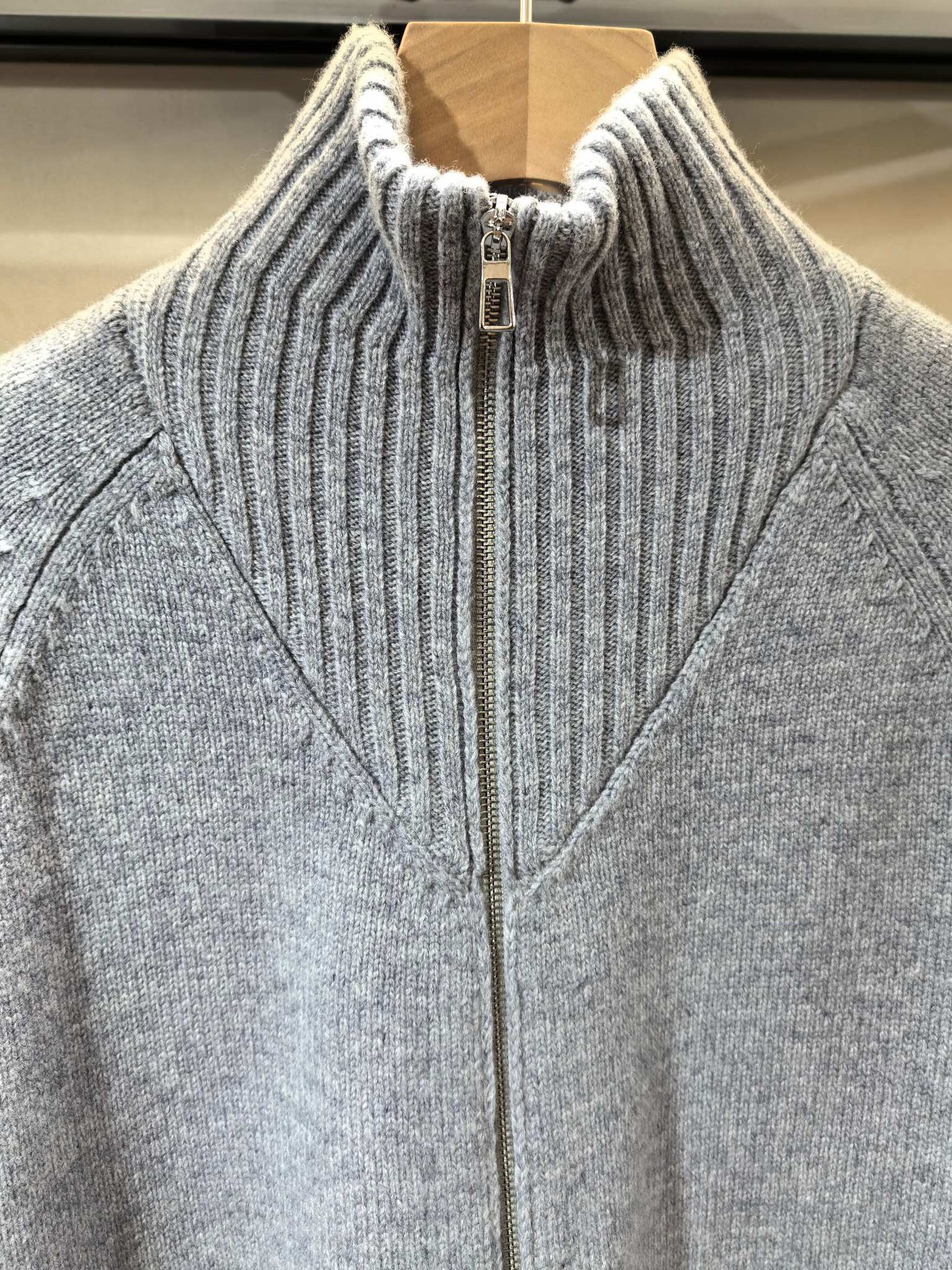 الشوفان والسترة الرمادية