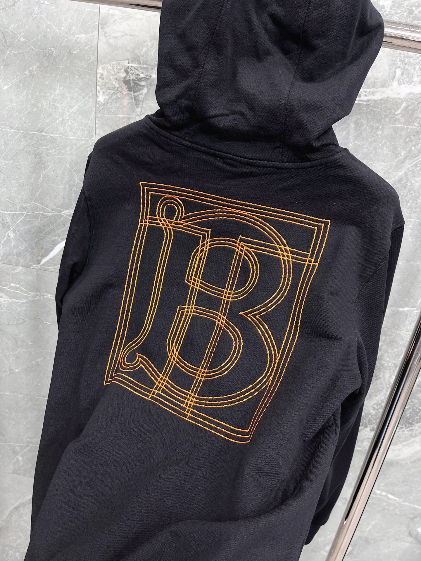 Schwarzer, dunkelblauer und orangefarbener Hoodie