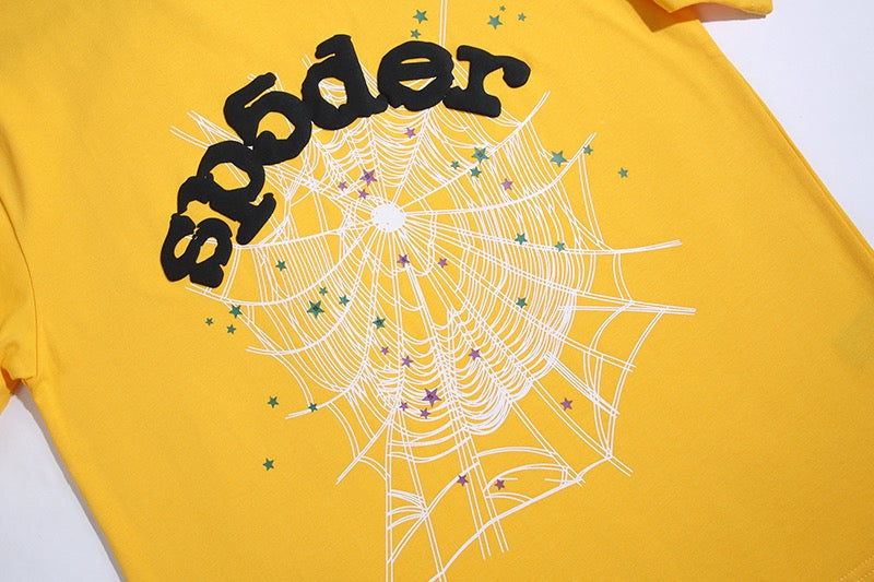 Schwarzes, gelbes und braunes T-Shirt