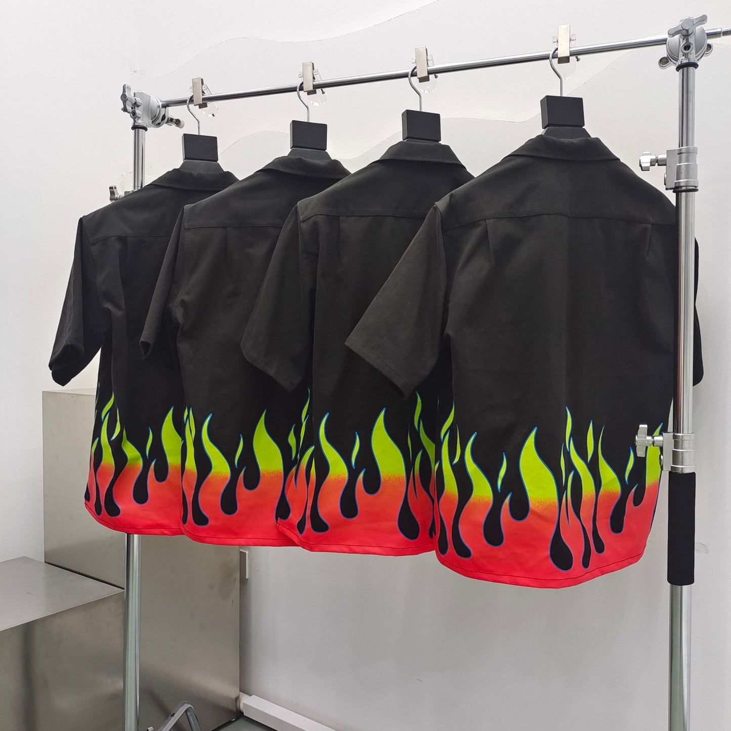 قميص متعدد الألوان