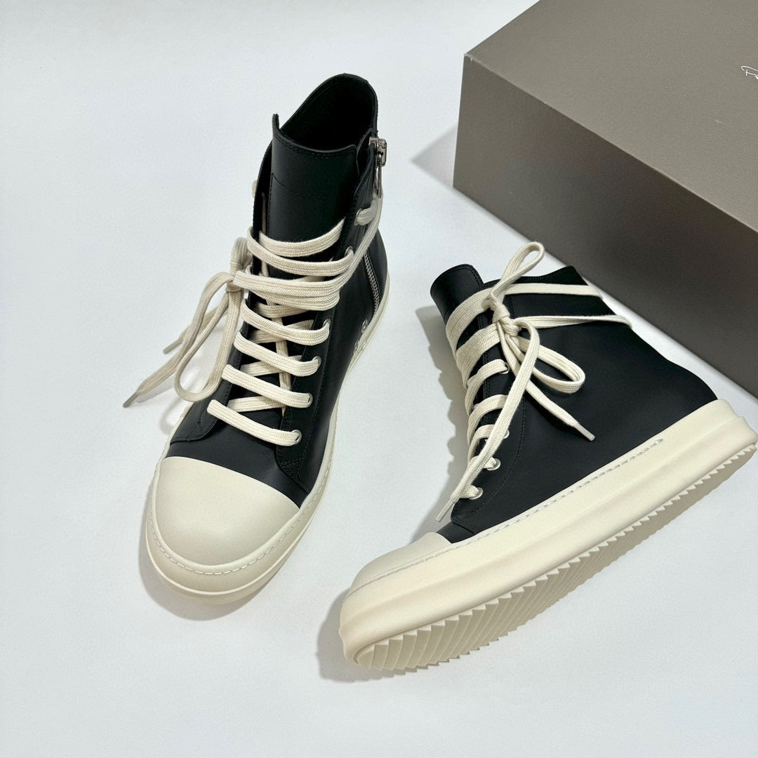 أحذية سوداء وبيضاء