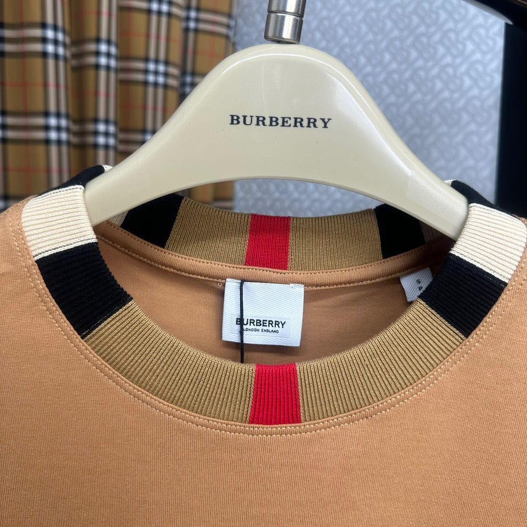 Schwarzes, khakifarbenes und weißes T-Shirt