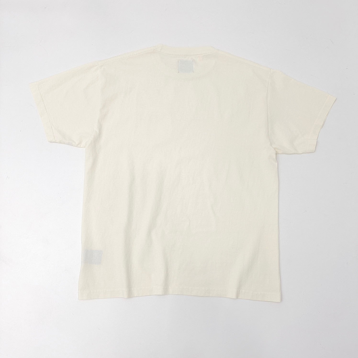 T-Shirt in Seeblau und Off-White