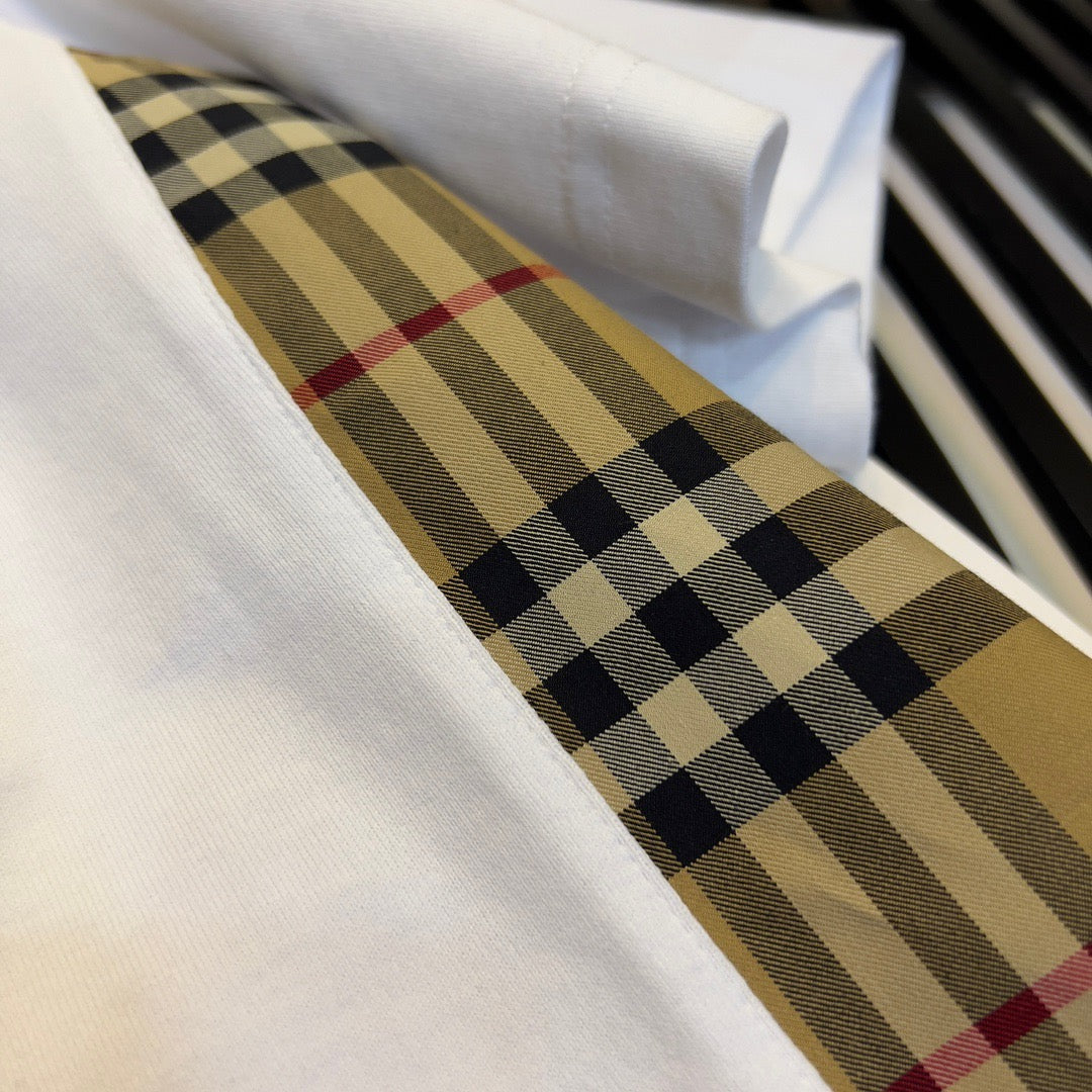 Schwarz-weißes T-Shirt