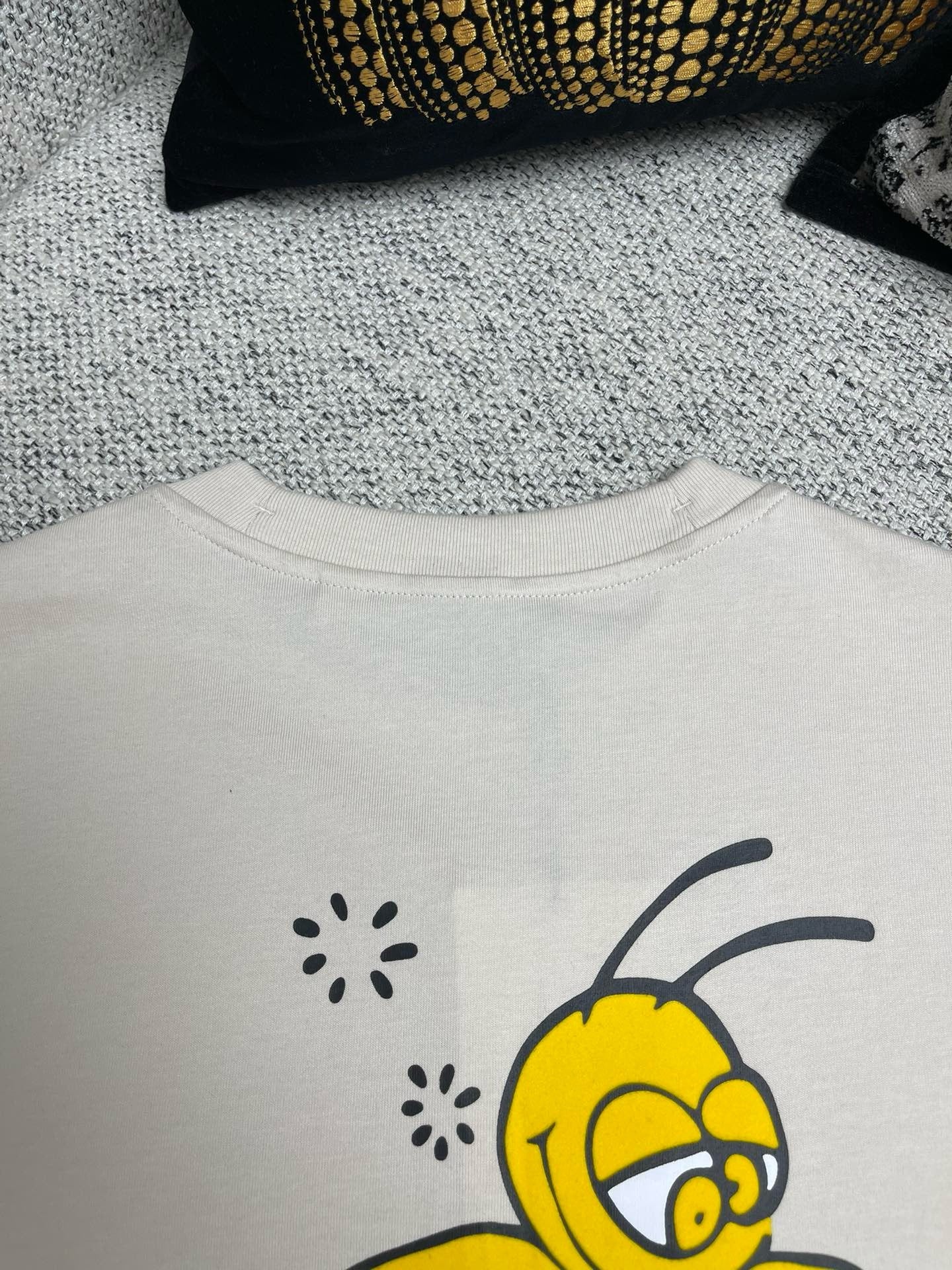 Aprikosen- und graues T-Shirt