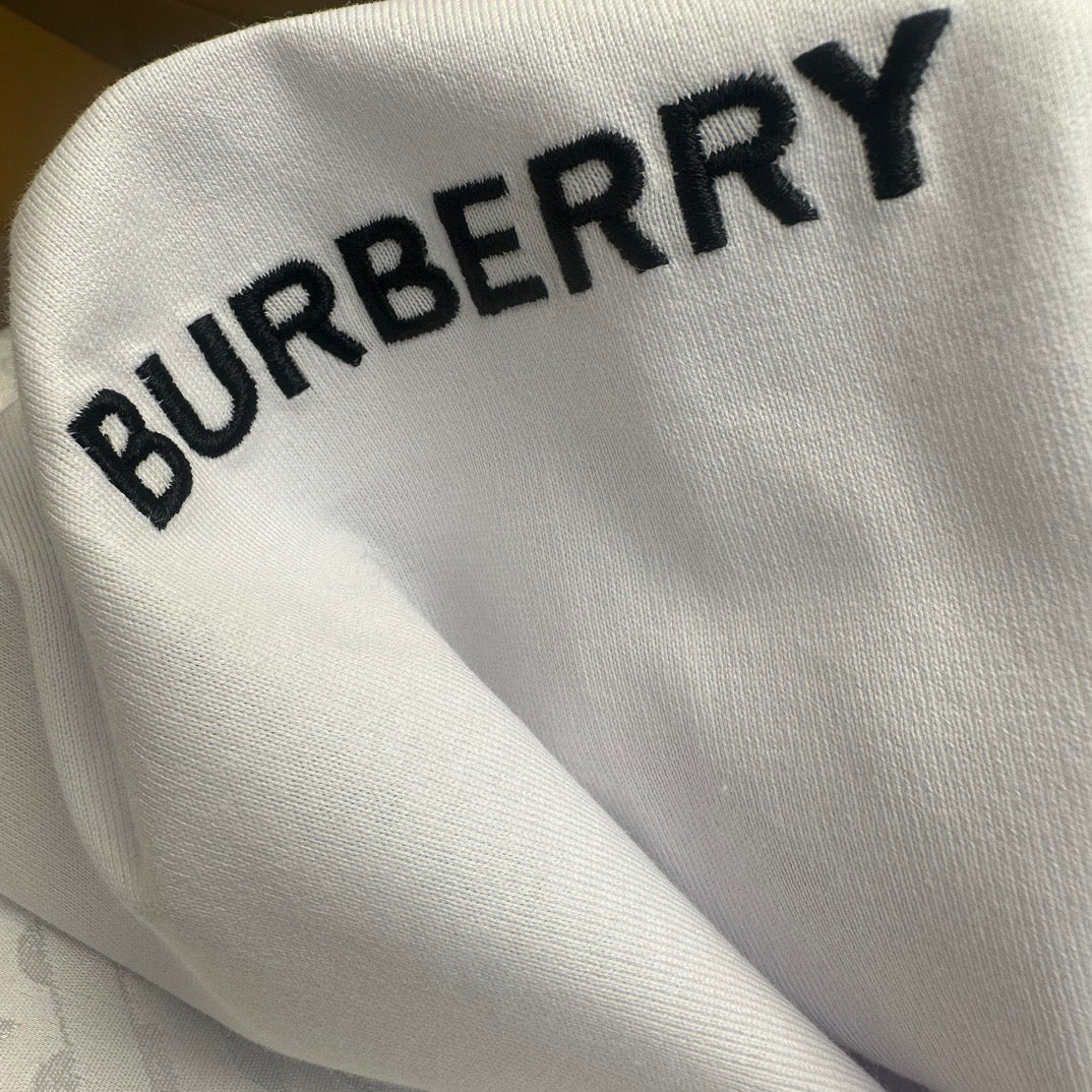 Schwarzes, khakifarbenes und weißes T-Shirt