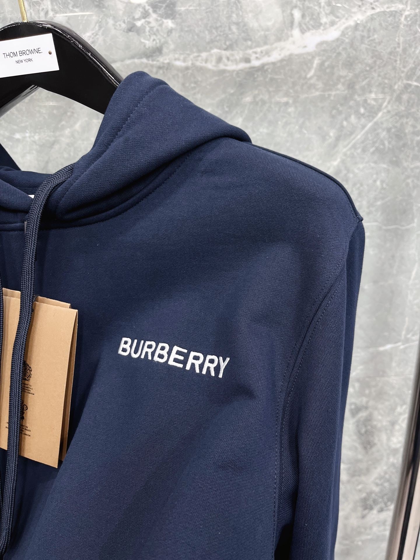 Schwarzer, dunkelblauer und orangefarbener Hoodie