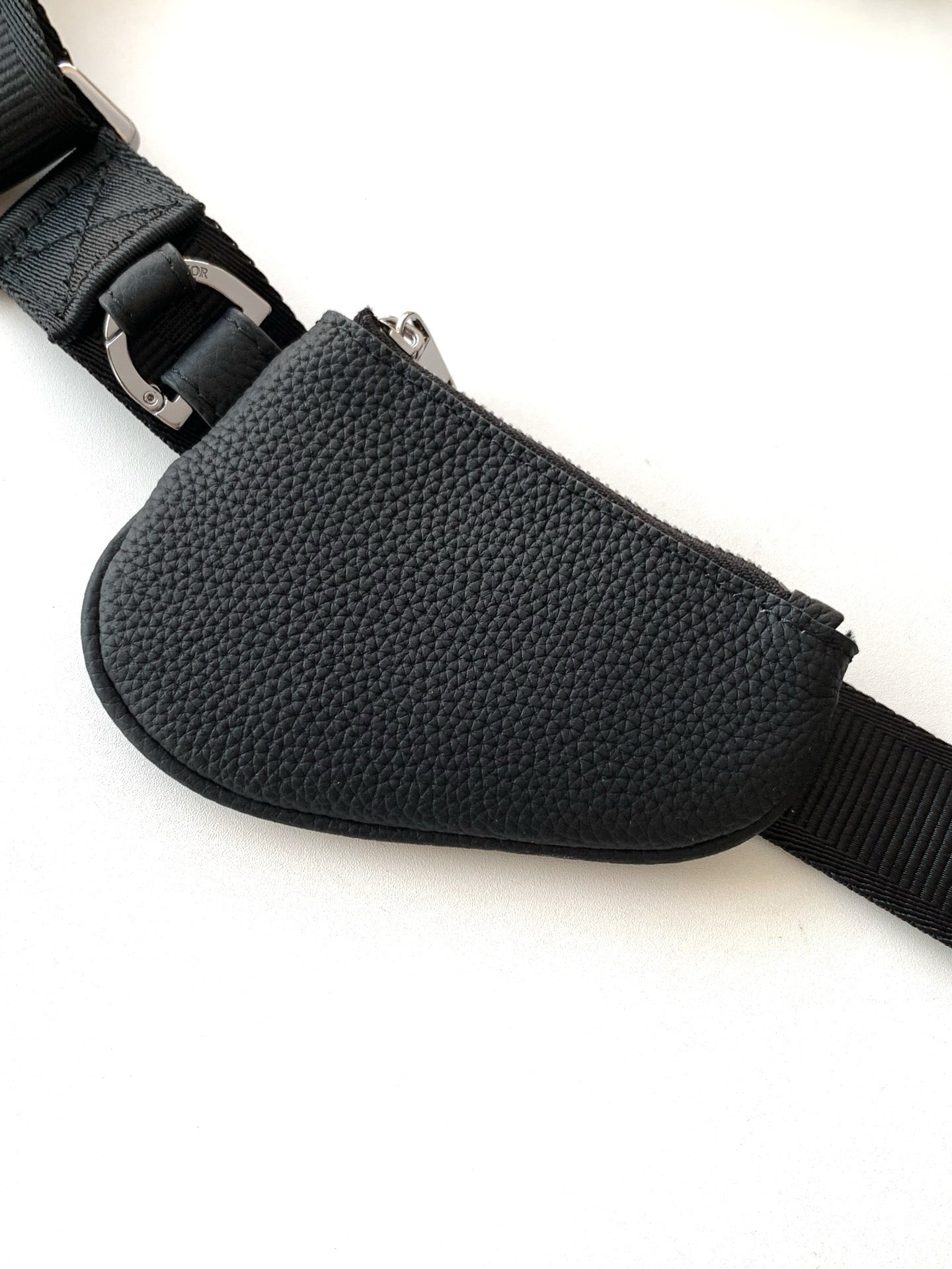 Graublaue und schwarze Tasche